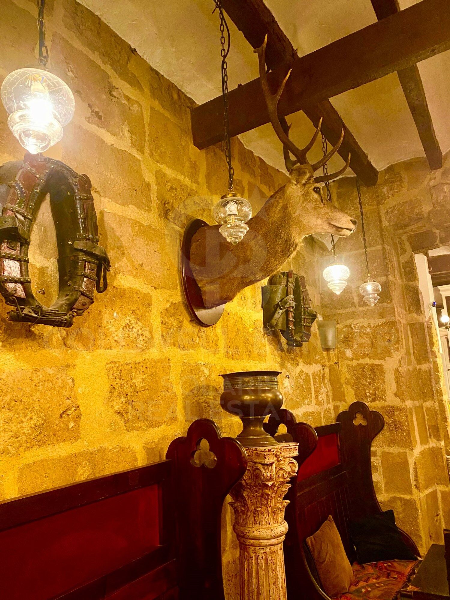 Encantador bar/restaurante con un gran potencial de transformación y múltiples usos en el corazón histórico de Jávea, a solo unos pasos del reconocido Mercado de Abastos.