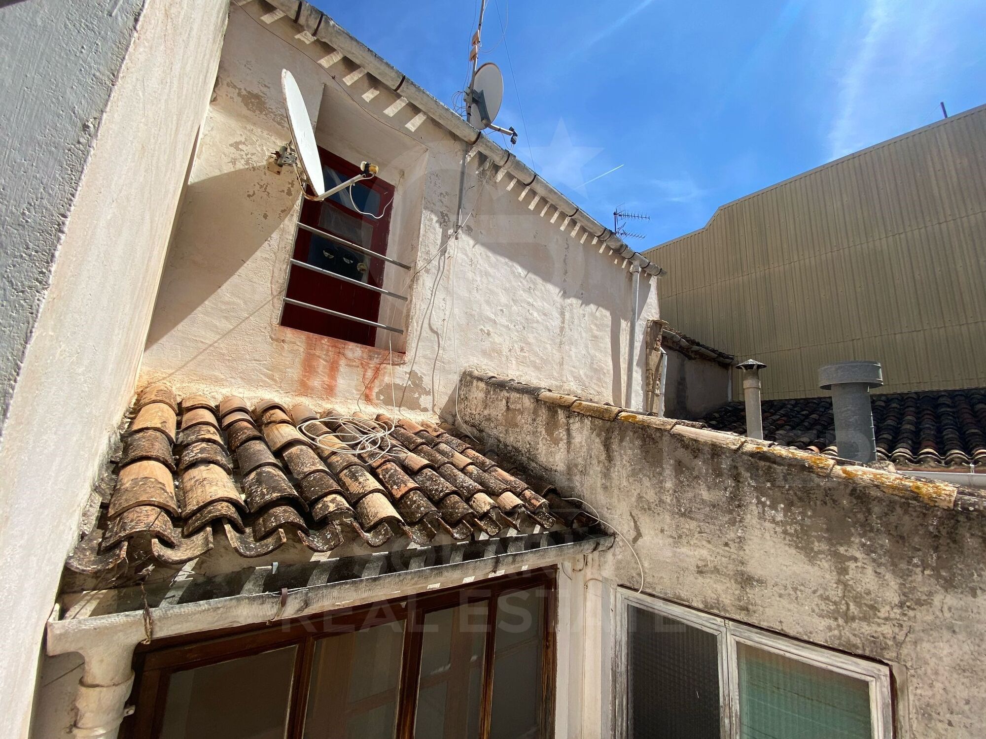 Encantador bar/restaurante con un gran potencial de transformación y múltiples usos en el corazón histórico de Jávea, a solo unos pasos del reconocido Mercado de Abastos.