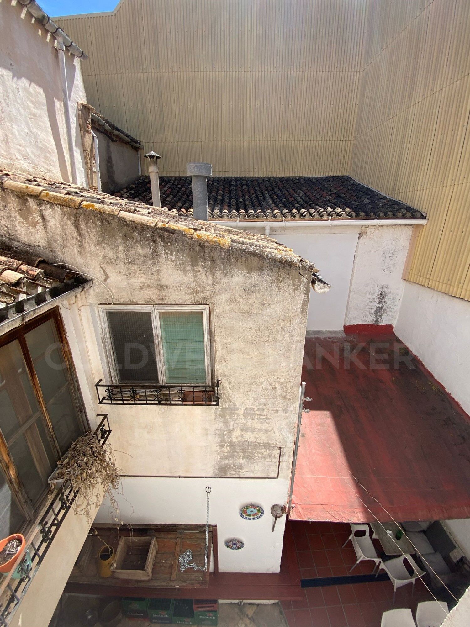 Encantador bar/restaurante con un gran potencial de transformación y múltiples usos en el corazón histórico de Jávea, a solo unos pasos del reconocido Mercado de Abastos.