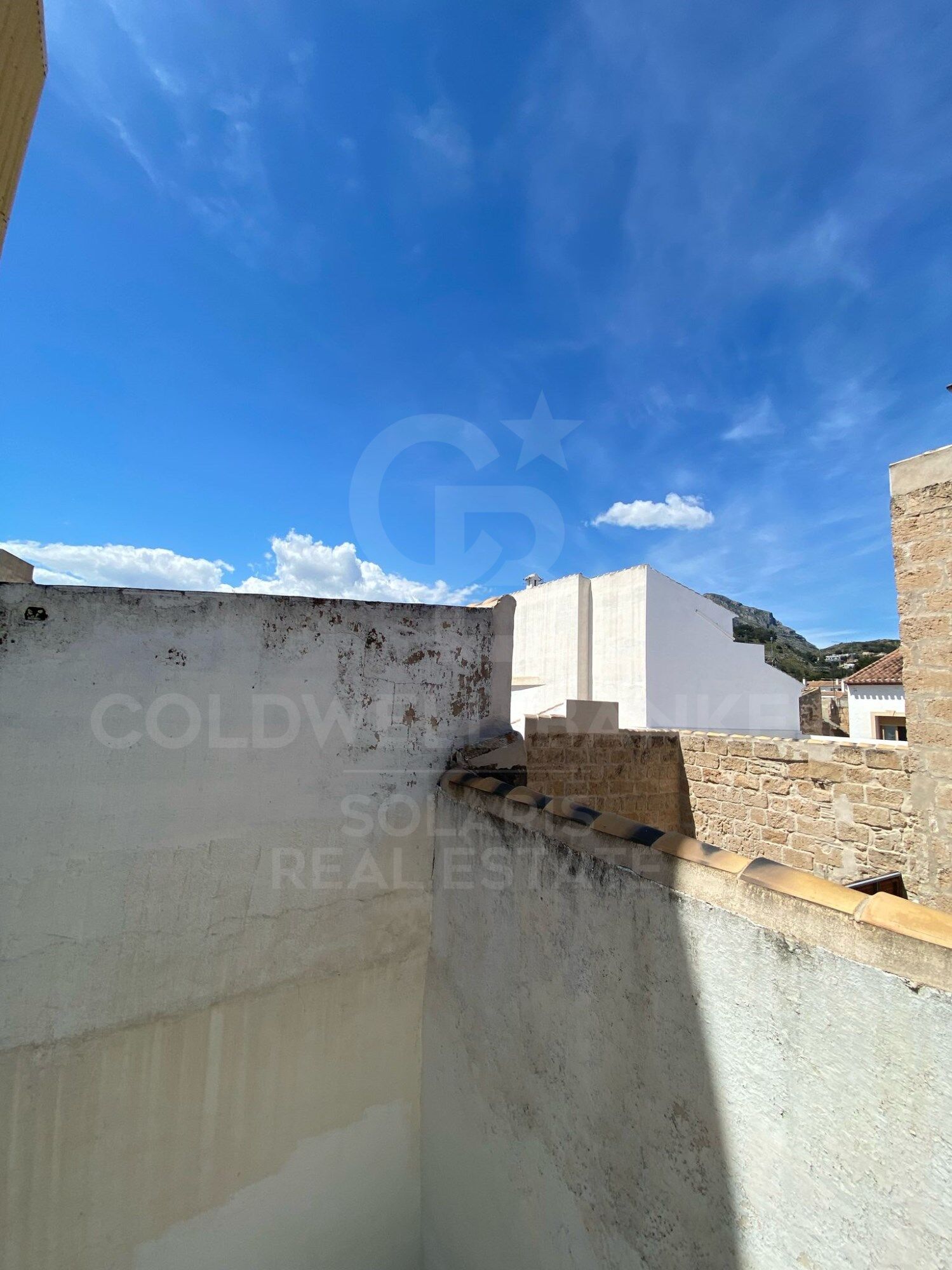 Encantador bar/restaurante con un gran potencial de transformación y múltiples usos en el corazón histórico de Jávea, a solo unos pasos del reconocido Mercado de Abastos.