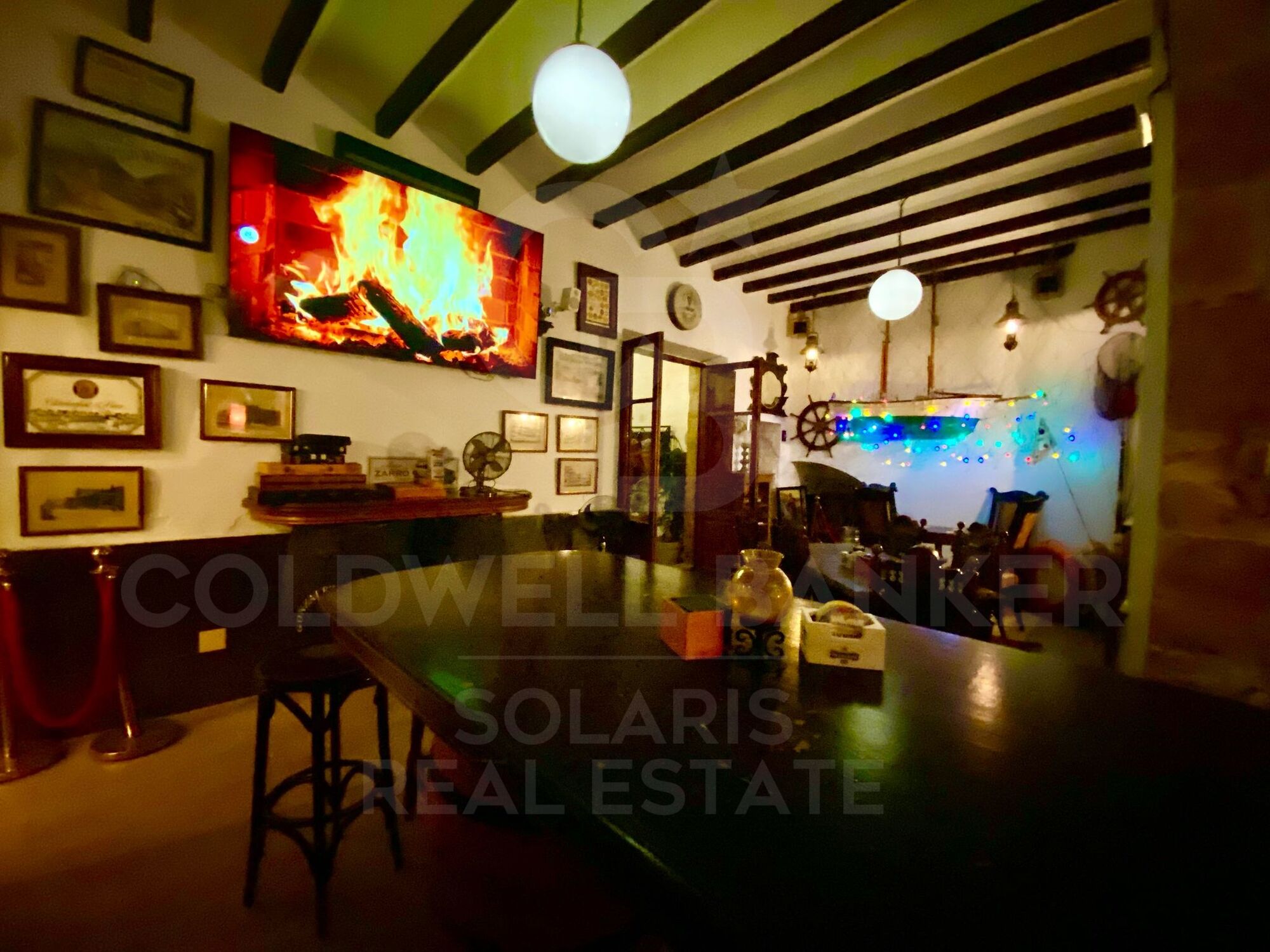 Encantador bar/restaurante con un gran potencial de transformación y múltiples usos en el corazón histórico de Jávea, a solo unos pasos del reconocido Mercado de Abastos.