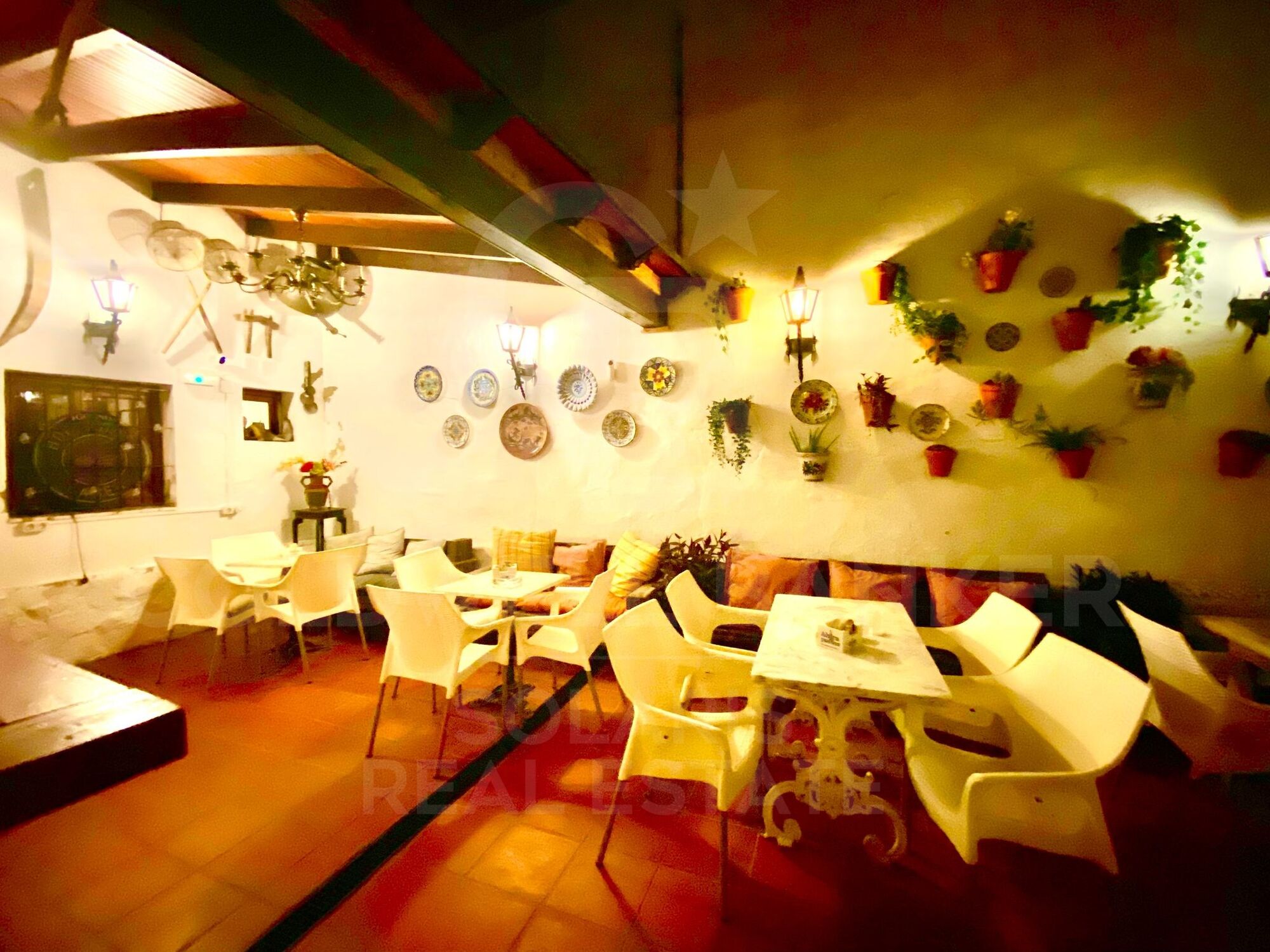 Encantador bar/restaurante con un gran potencial de transformación y múltiples usos en el corazón histórico de Jávea, a solo unos pasos del reconocido Mercado de Abastos.