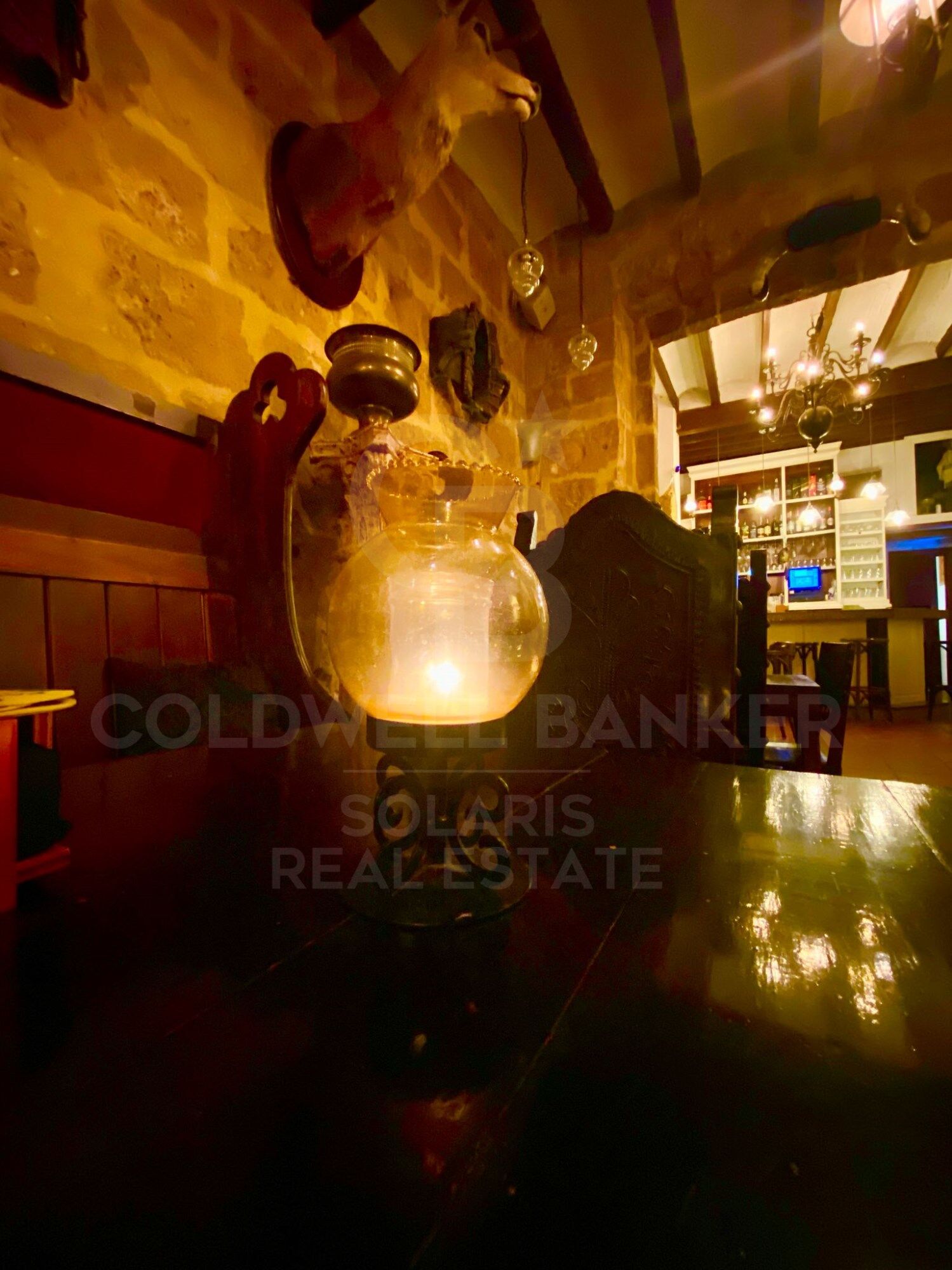 Encantador bar/restaurante con un gran potencial de transformación y múltiples usos en el corazón histórico de Jávea, a solo unos pasos del reconocido Mercado de Abastos.