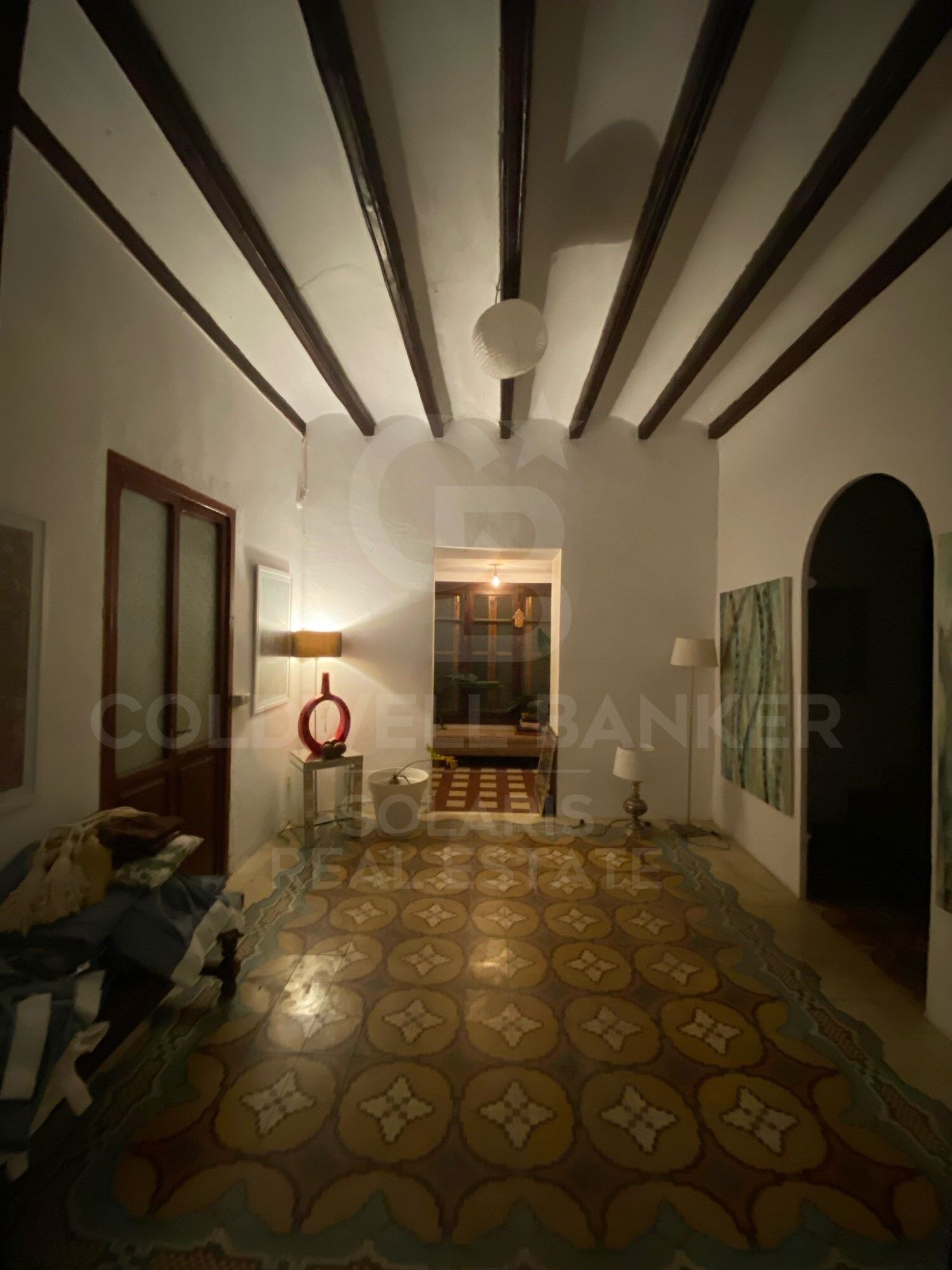 Encantador bar/restaurante con un gran potencial de transformación y múltiples usos en el corazón histórico de Jávea, a solo unos pasos del reconocido Mercado de Abastos.