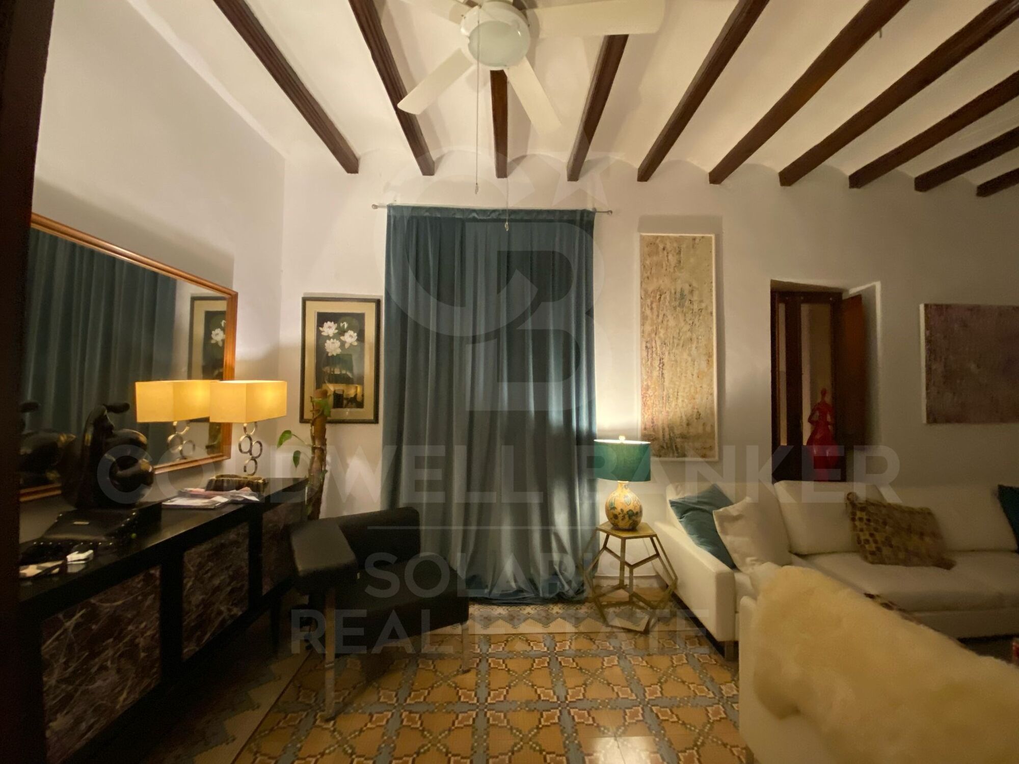 Encantador bar/restaurante con un gran potencial de transformación y múltiples usos en el corazón histórico de Jávea, a solo unos pasos del reconocido Mercado de Abastos.