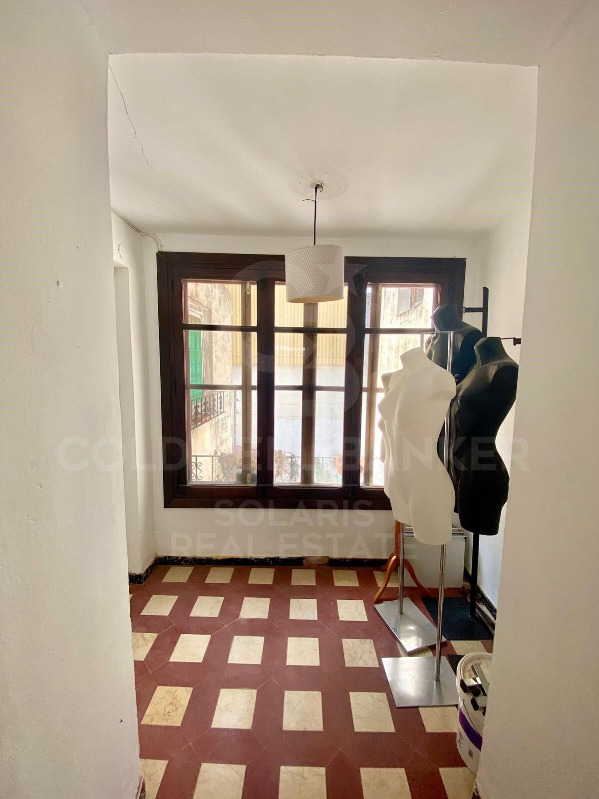 Encantador bar/restaurante con un gran potencial de transformación y múltiples usos en el corazón histórico de Jávea, a solo unos pasos del reconocido Mercado de Abastos.