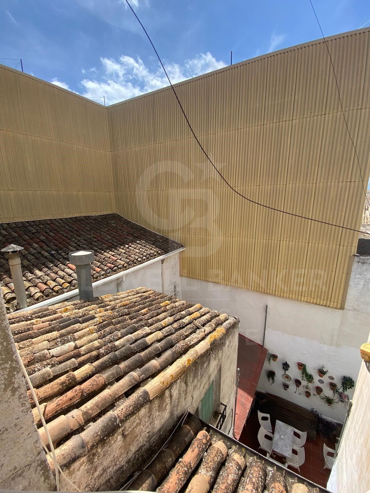 Encantador bar/restaurante con un gran potencial de transformación y múltiples usos en el corazón histórico de Jávea, a solo unos pasos del reconocido Mercado de Abastos.