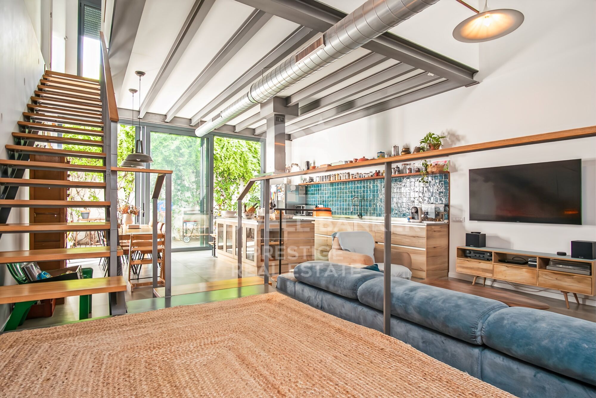 Exclusive duplex with terrace, private garage and complete refurbishment in the center of Badalona