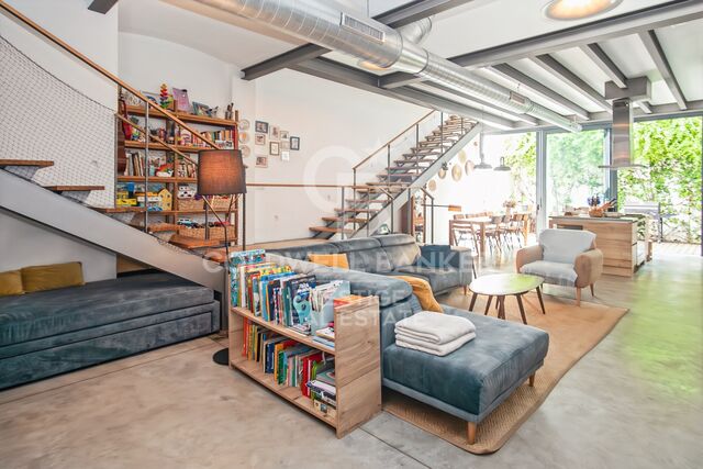 Exclusive duplex with terrace, private garage and complete refurbishment in the center of Badalona