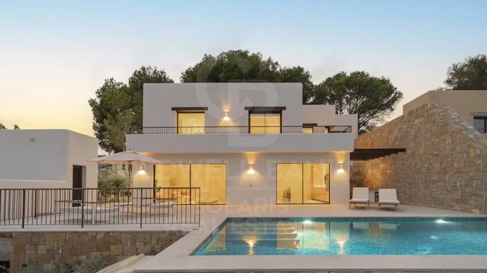 L'élégance d'Ibiza à Moraira : nouvelle villa avec piscine, jardin et vue imprenable