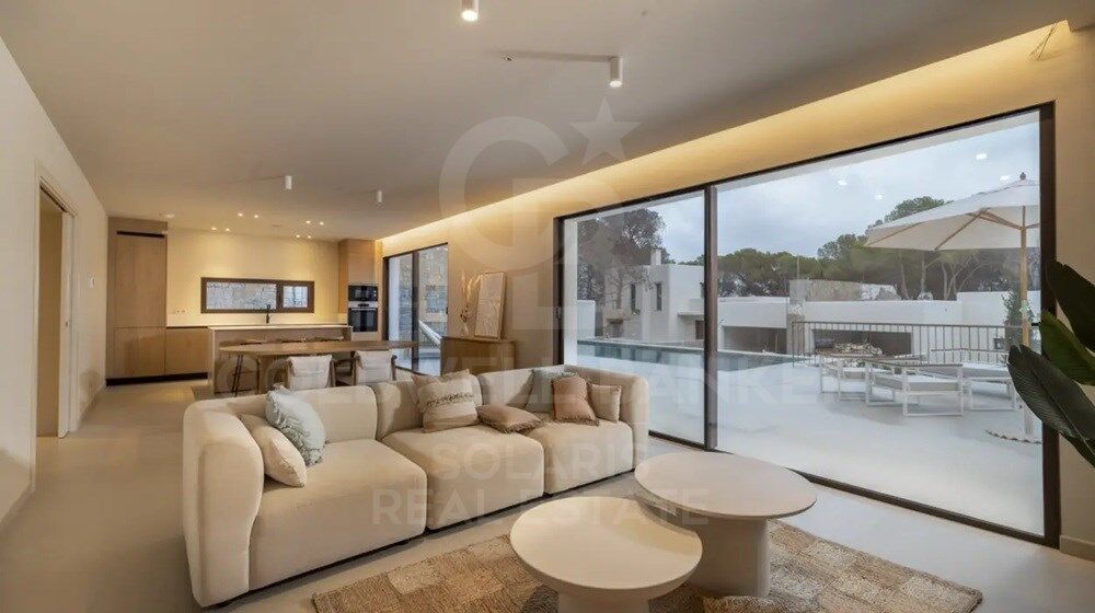 L'élégance d'Ibiza à Moraira : nouvelle villa avec piscine, jardin et vue imprenable