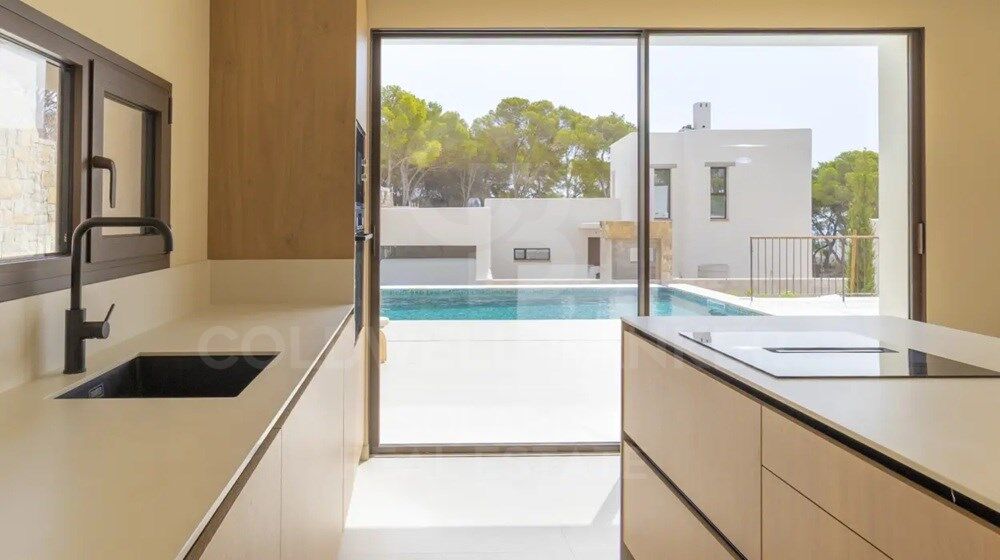 L'élégance d'Ibiza à Moraira : nouvelle villa avec piscine, jardin et vue imprenable