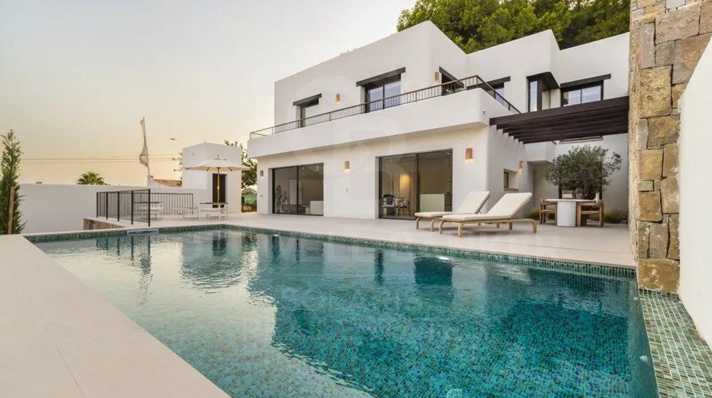 L'élégance d'Ibiza à Moraira : nouvelle villa avec piscine, jardin et vue imprenable