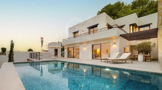 L'élégance d'Ibiza à Moraira : nouvelle villa avec piscine, jardin et vue imprenable