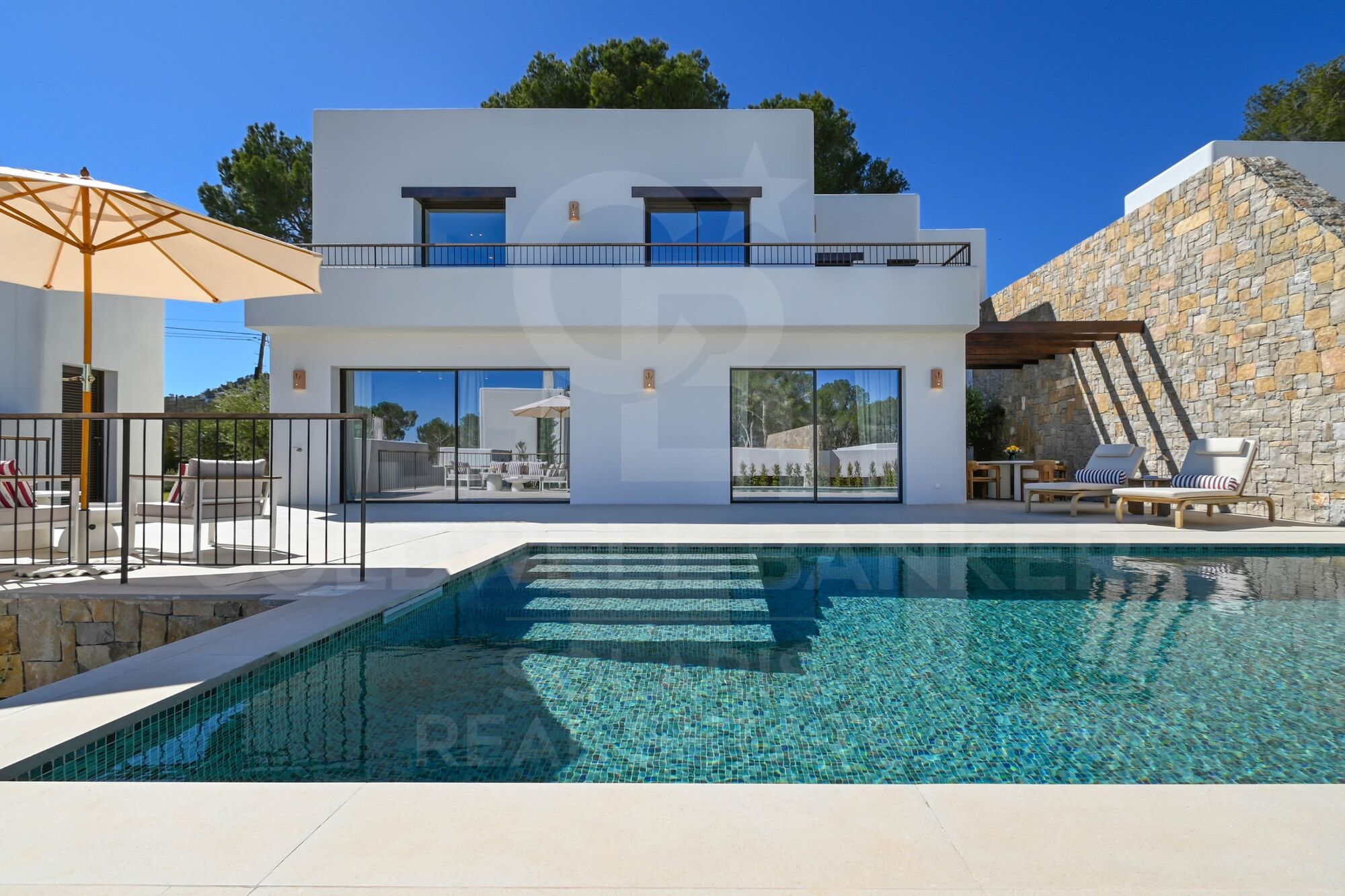 Découvrez l'essence méditerranéenne dans cette villa décloisonnée aux finitions haut de gamme à Moraira