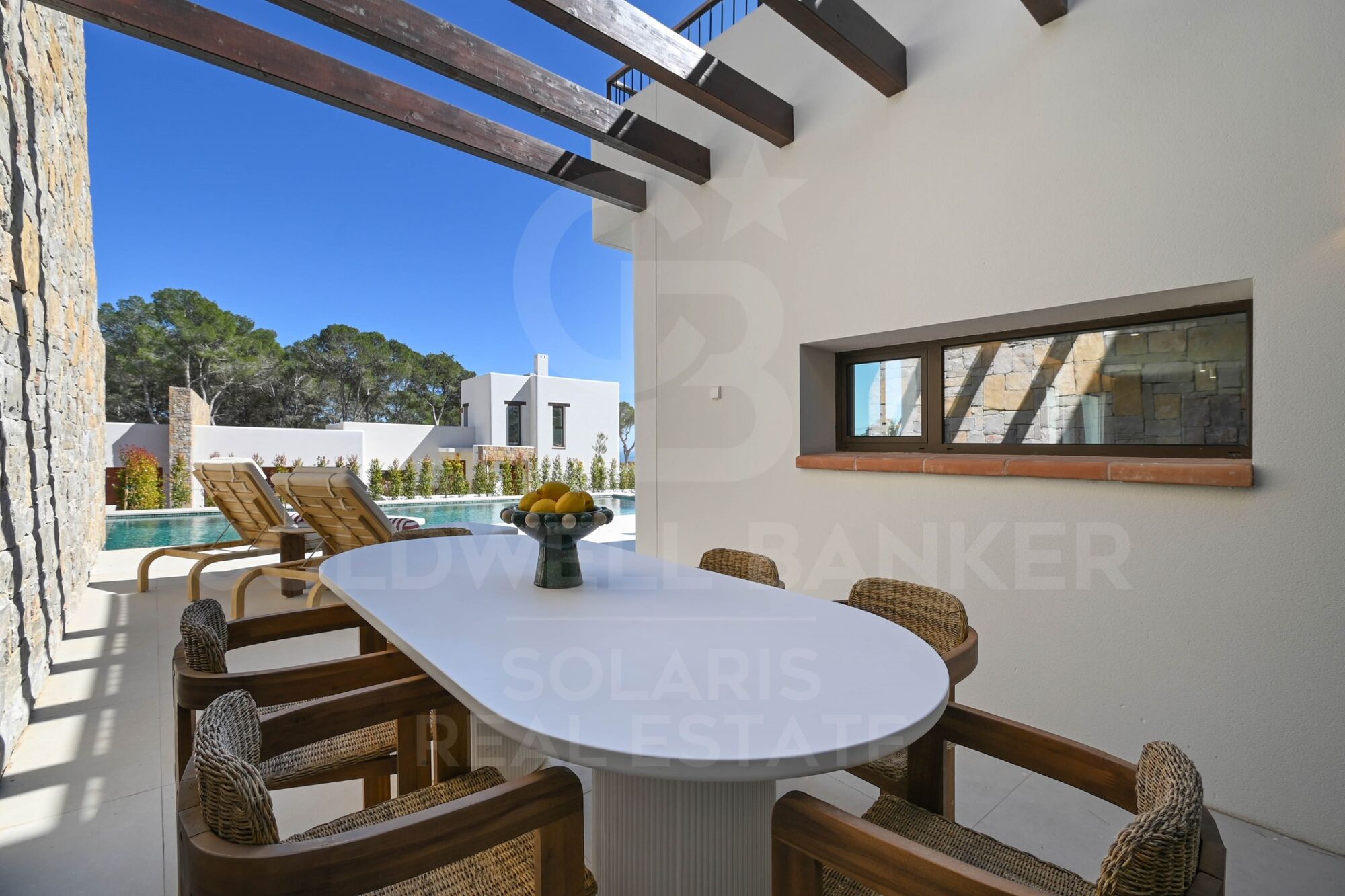 Erleben Sie die mediterrane Essenz in dieser offenen Villa mit hochwertigen Oberflächen in Moraira