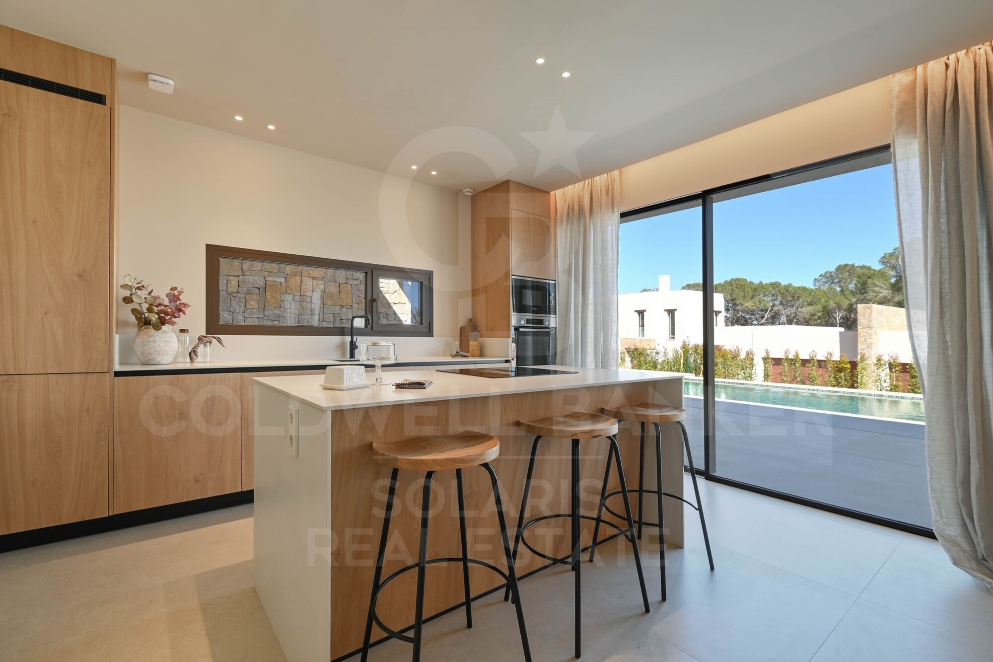 Erleben Sie die mediterrane Essenz in dieser offenen Villa mit hochwertigen Oberflächen in Moraira