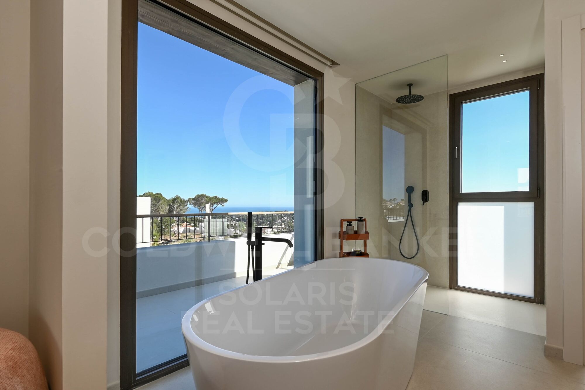 Erleben Sie die mediterrane Essenz in dieser offenen Villa mit hochwertigen Oberflächen in Moraira