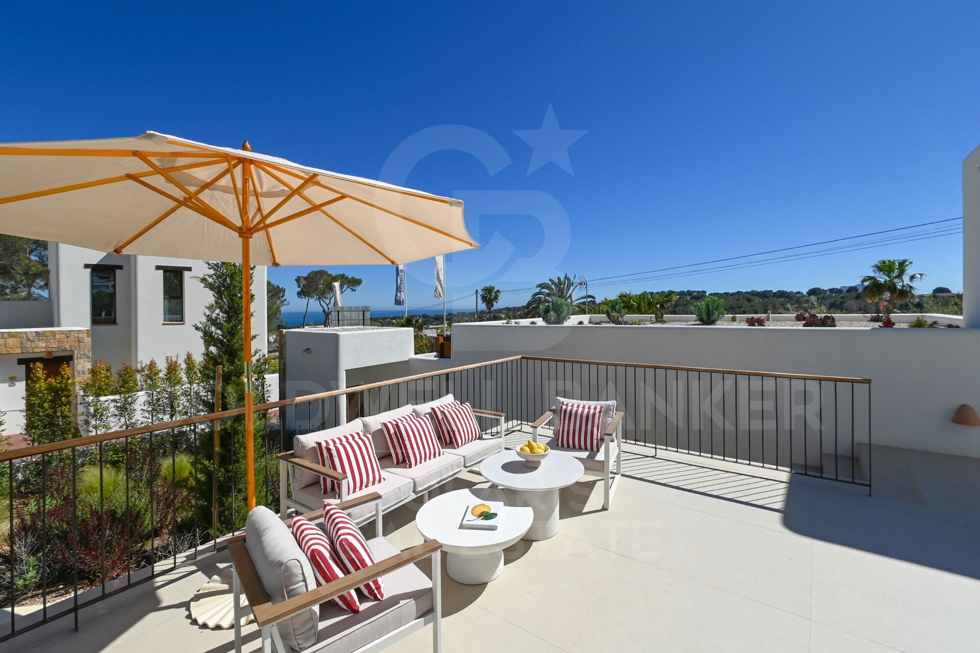 Erleben Sie die mediterrane Essenz in dieser offenen Villa mit hochwertigen Oberflächen in Moraira
