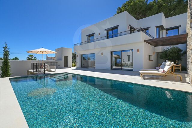 Erleben Sie die mediterrane Essenz in dieser offenen Villa mit hochwertigen Oberflächen in Moraira
