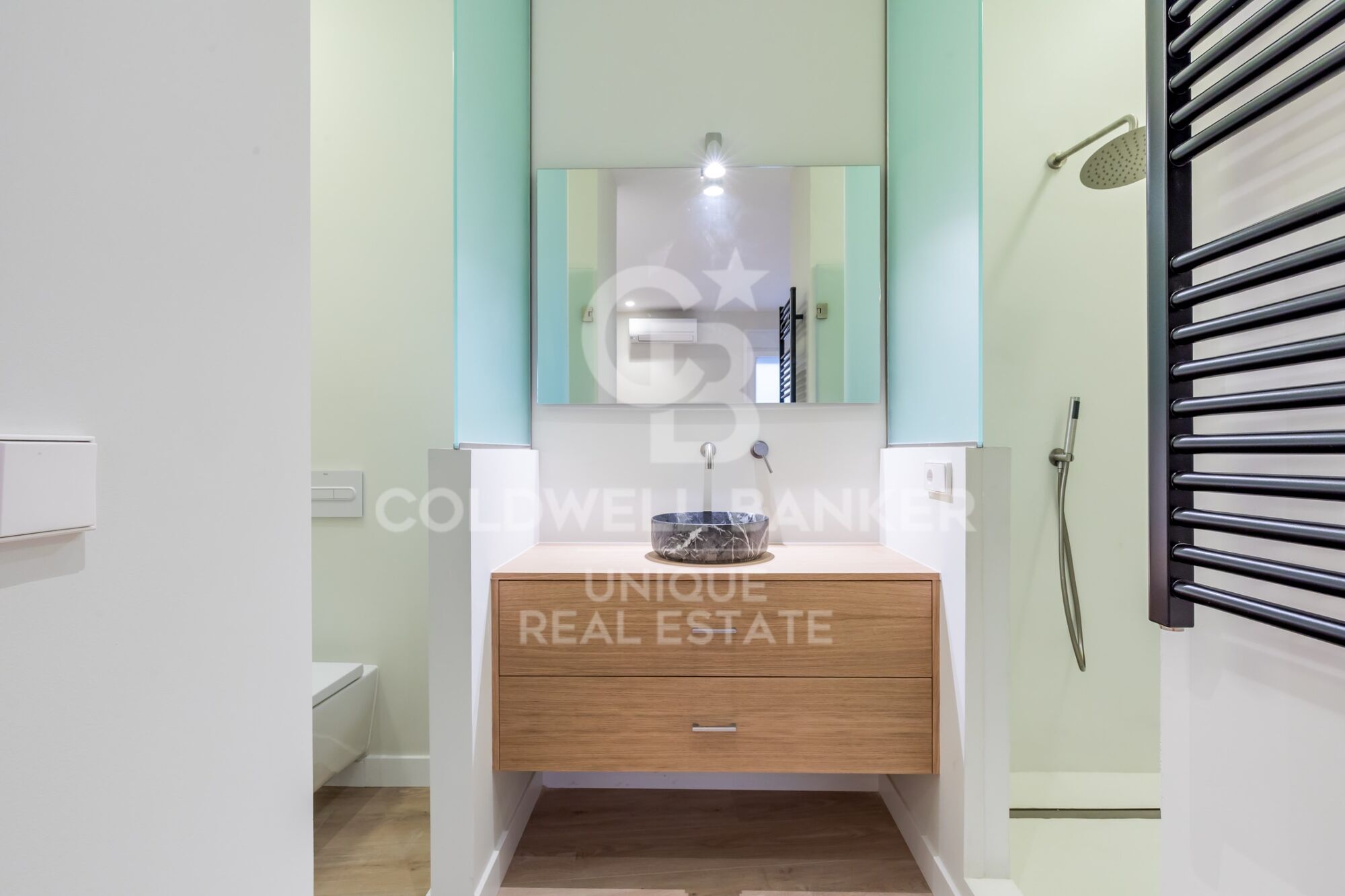 Brandneue Zwei-Zimmer-Wohnung im Zentrum der Stadt.