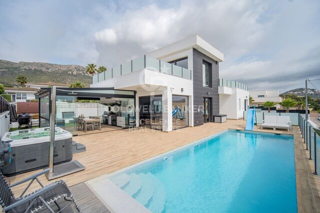 Stunning luxury villa with modern and Ibizan style in exclusive urbanisation in Calpe
