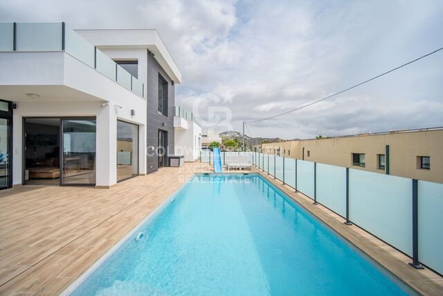 Atemberaubende Luxusvilla im modernen und ibizenkischen Stil in exklusiver Urbanisation in Calpe