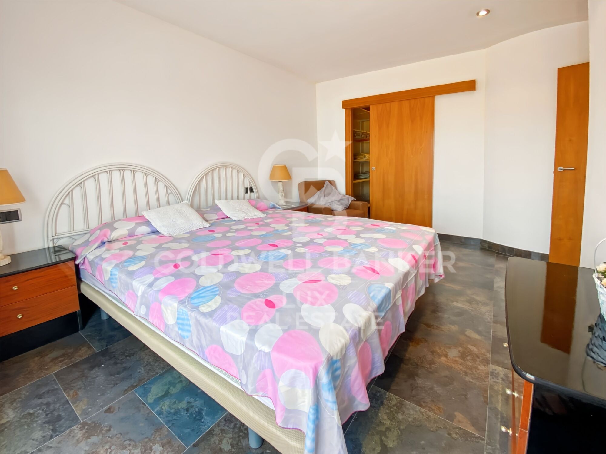 House close to the centre of L'Escala: swimming pool and large garage