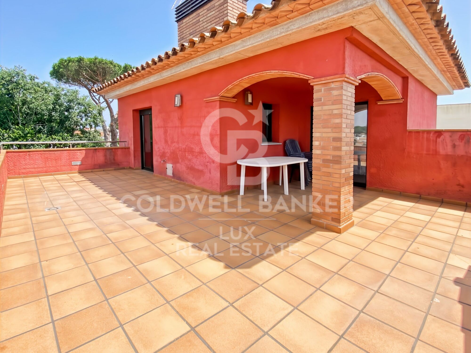 House close to the centre of L'Escala: swimming pool and large garage