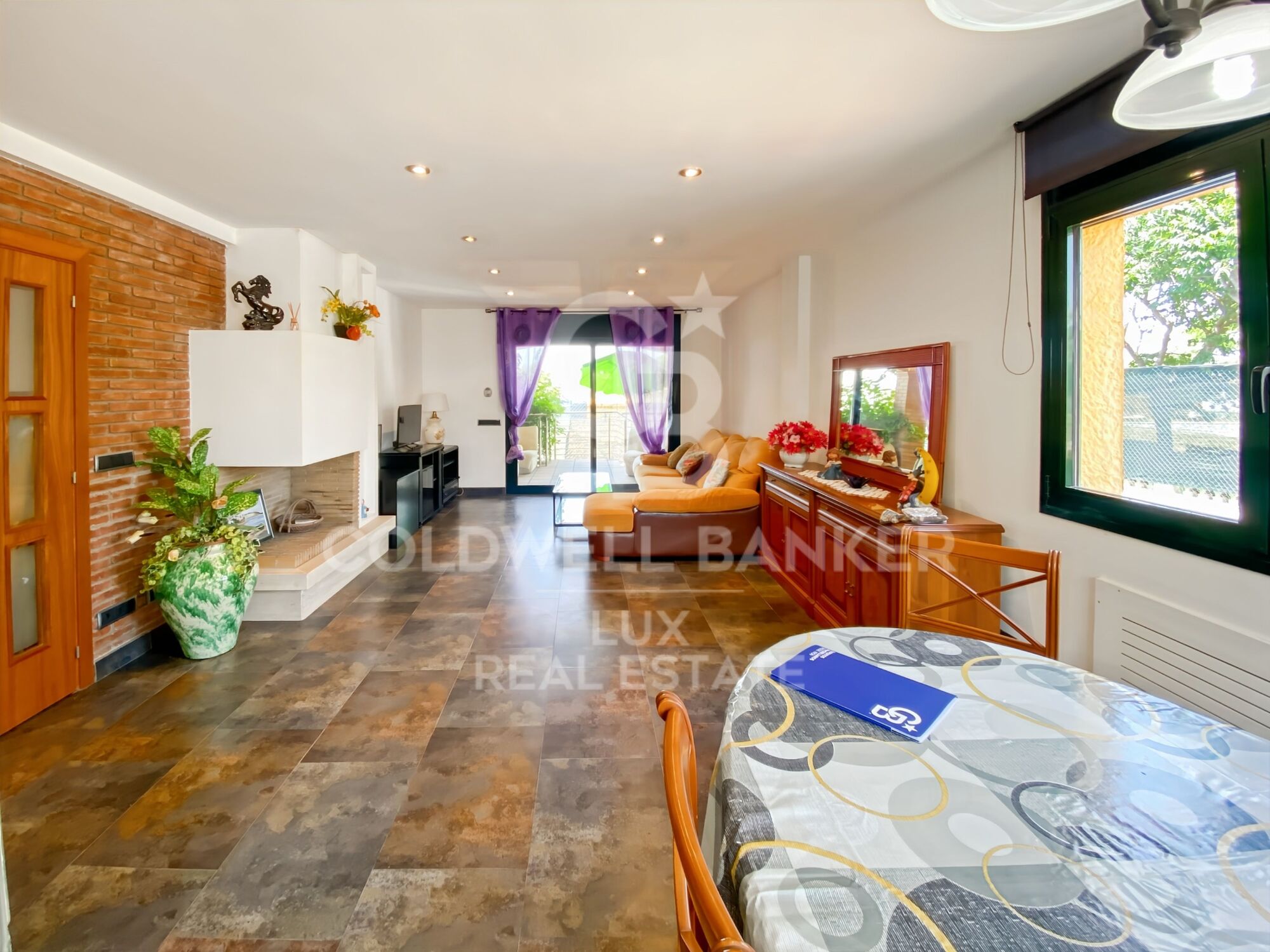 House close to the centre of L'Escala: swimming pool and large garage