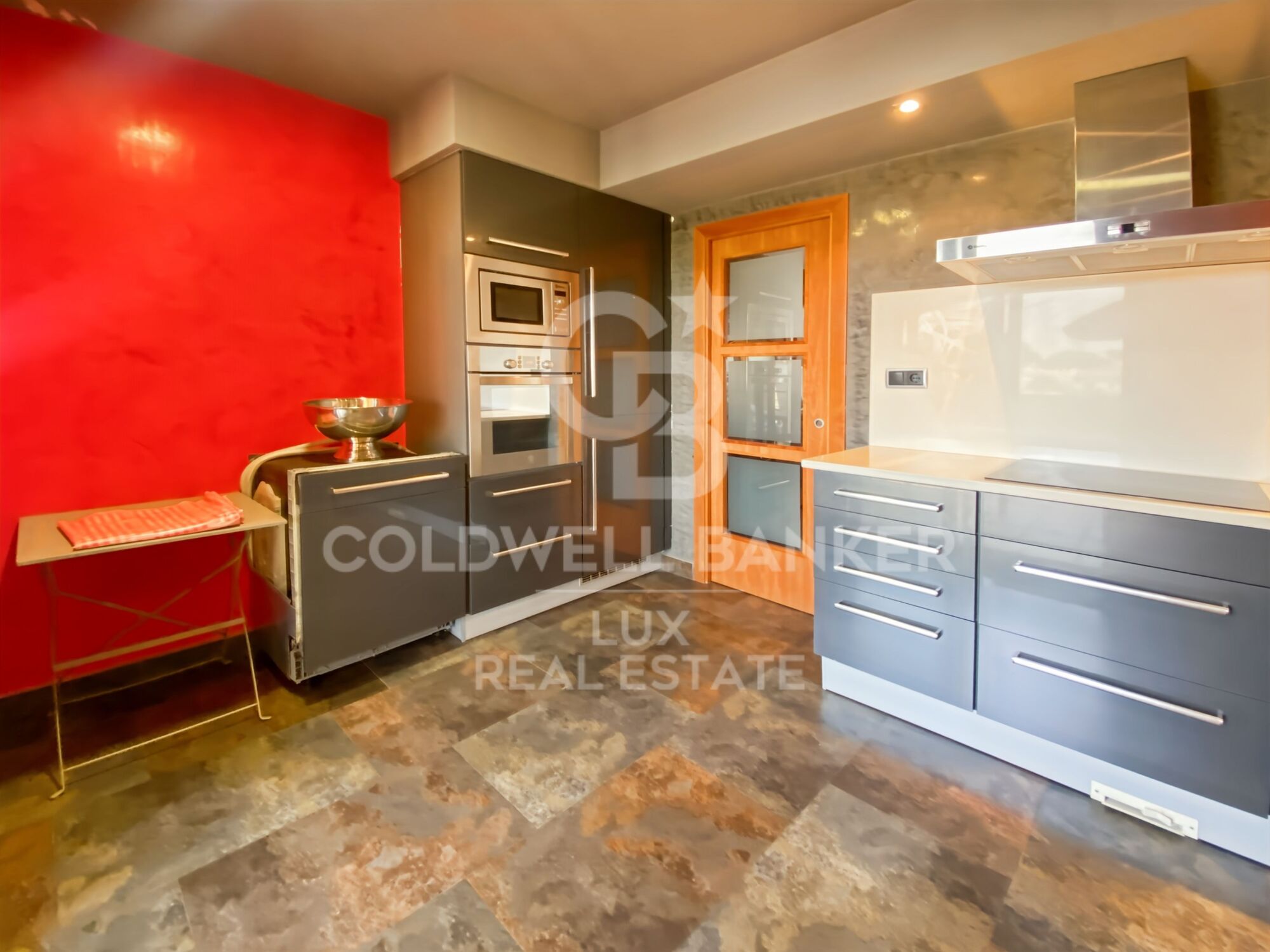 House close to the centre of L'Escala: swimming pool and large garage