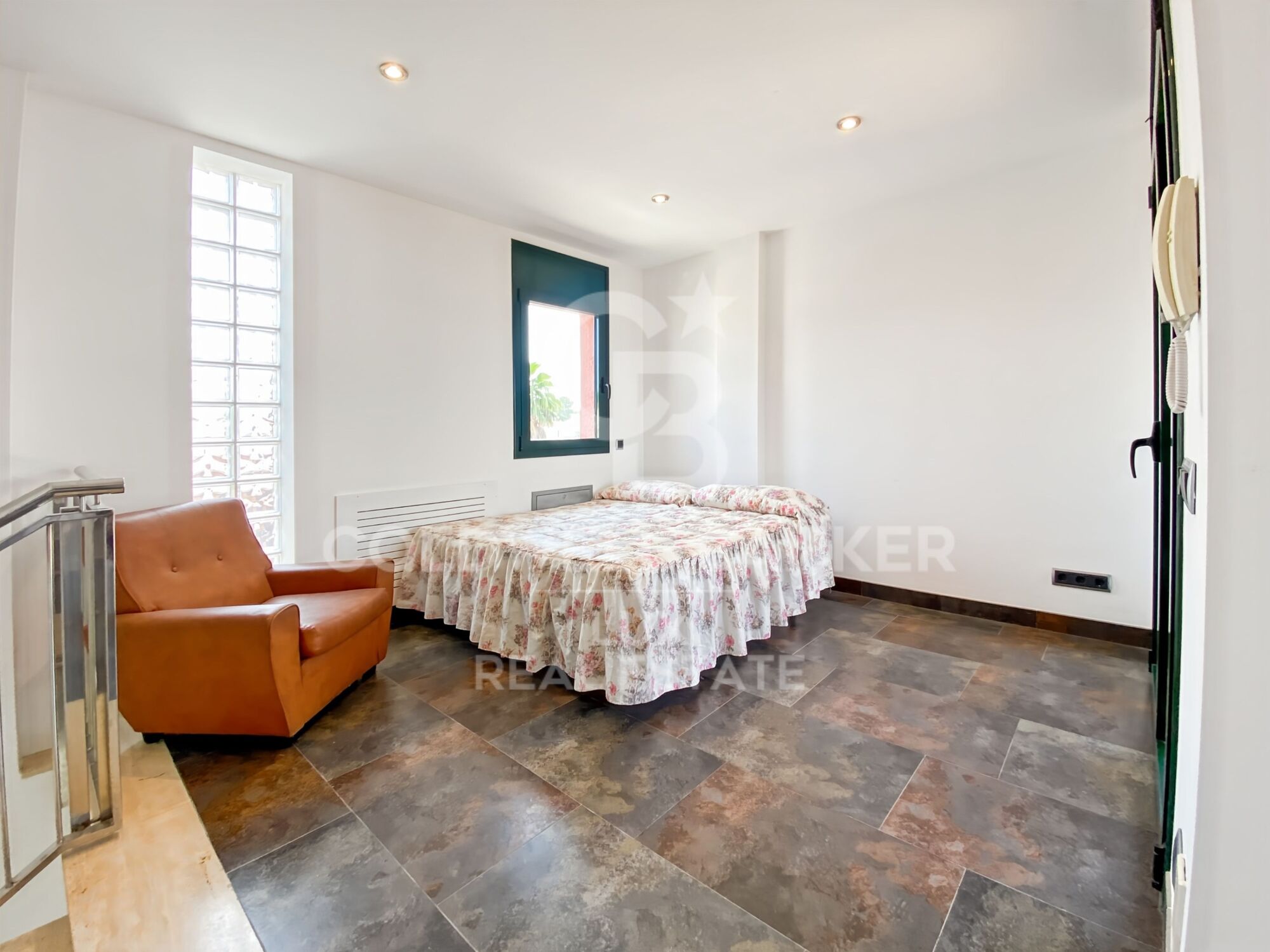 House close to the centre of L'Escala: swimming pool and large garage