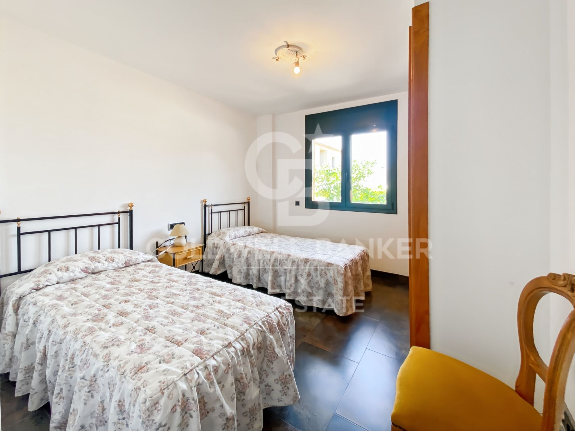 House close to the centre of L'Escala: swimming pool and large garage