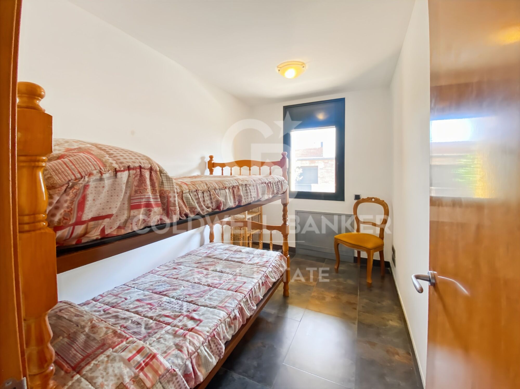 House close to the centre of L'Escala: swimming pool and large garage