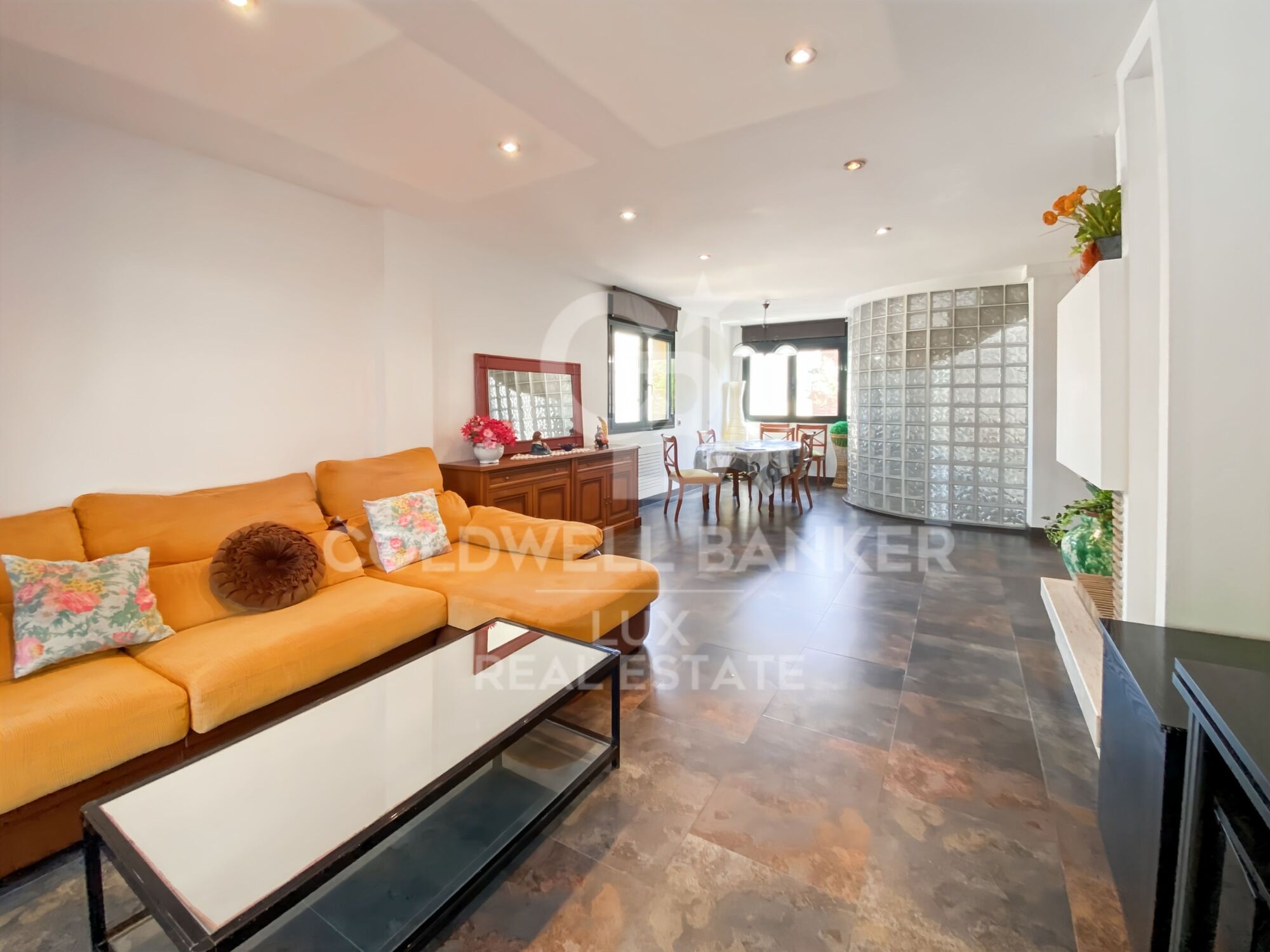 House close to the centre of L'Escala: swimming pool and large garage