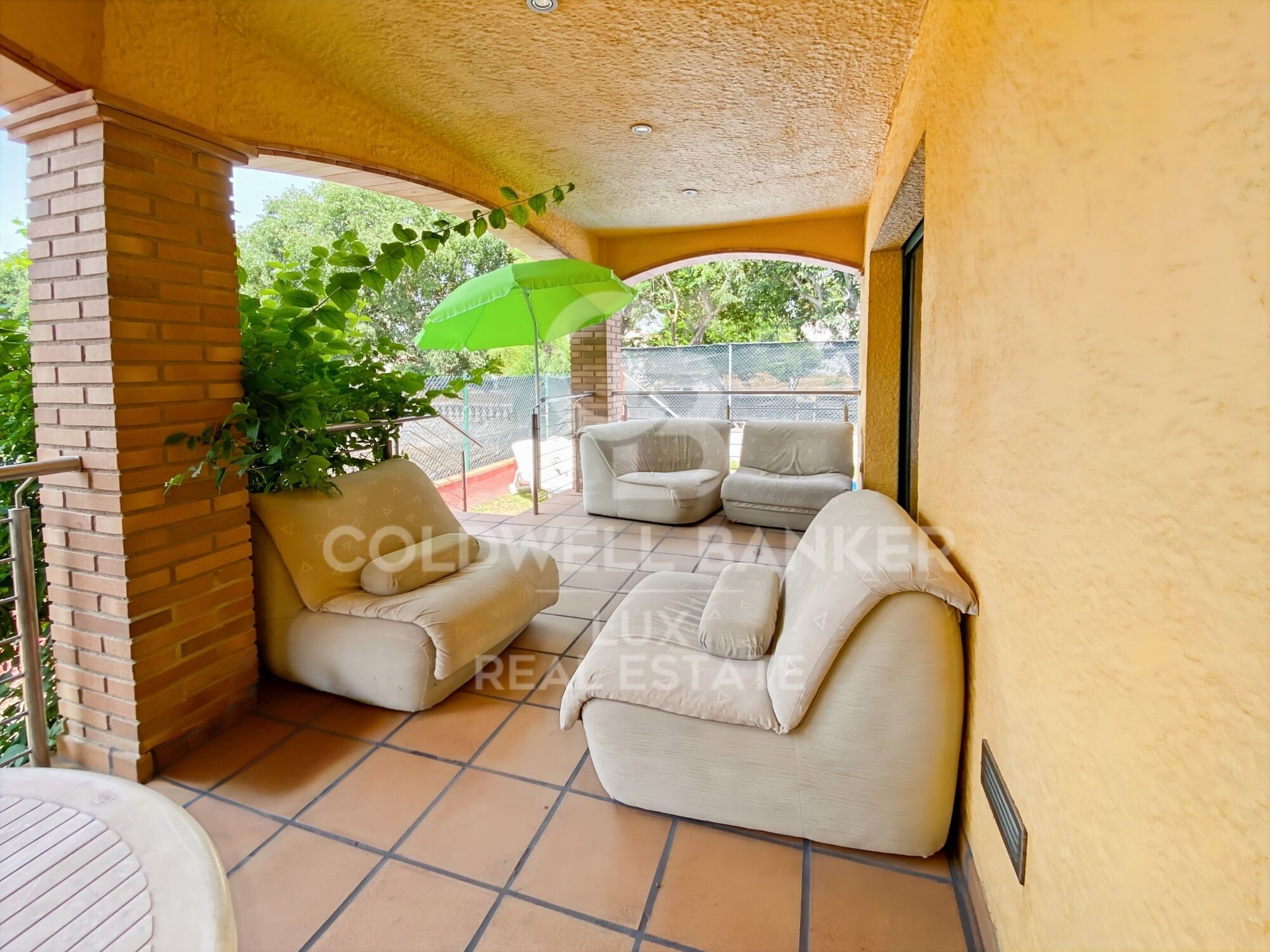 House close to the centre of L'Escala: swimming pool and large garage