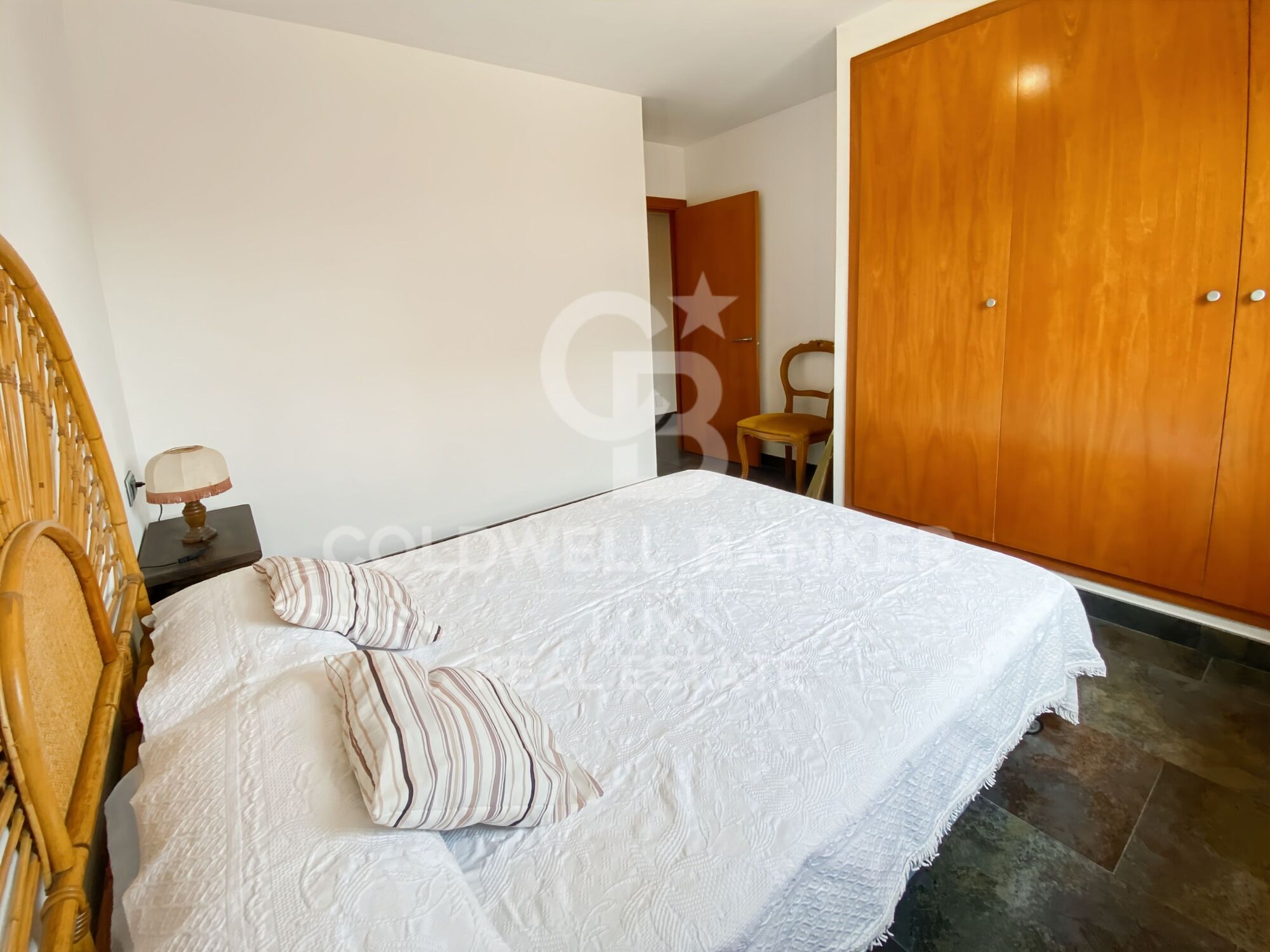 House close to the centre of L'Escala: swimming pool and large garage