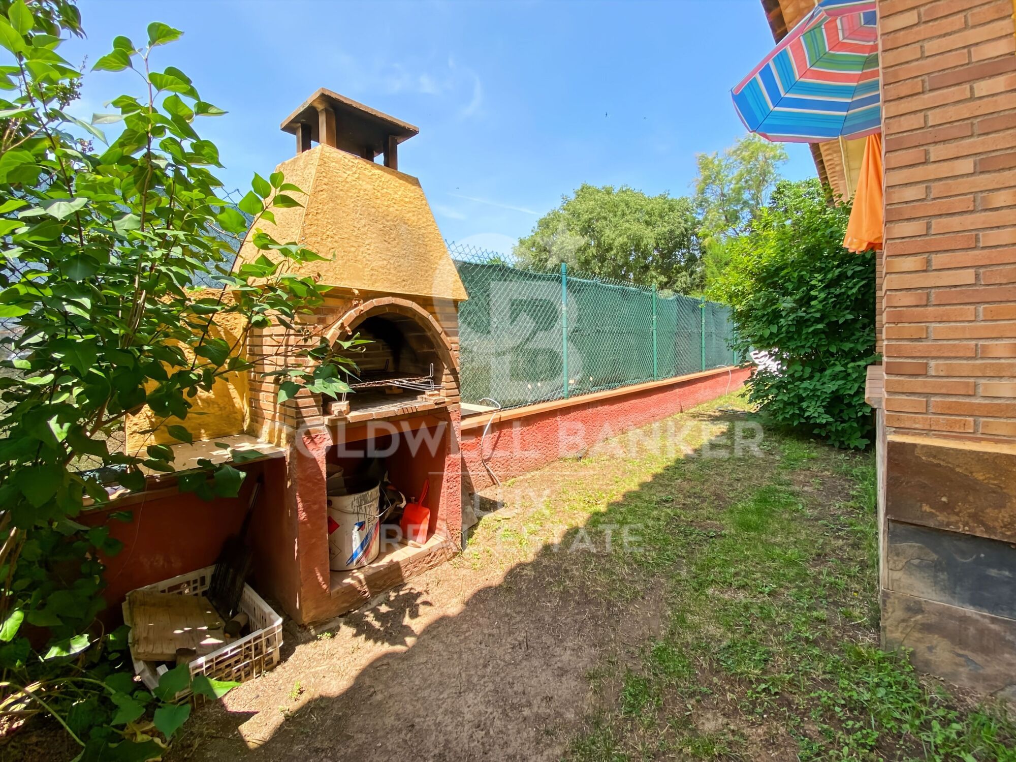 House close to the centre of L'Escala: swimming pool and large garage