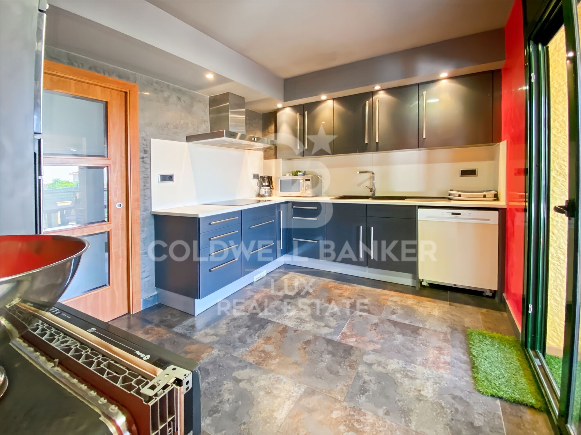 House close to the centre of L'Escala: swimming pool and large garage