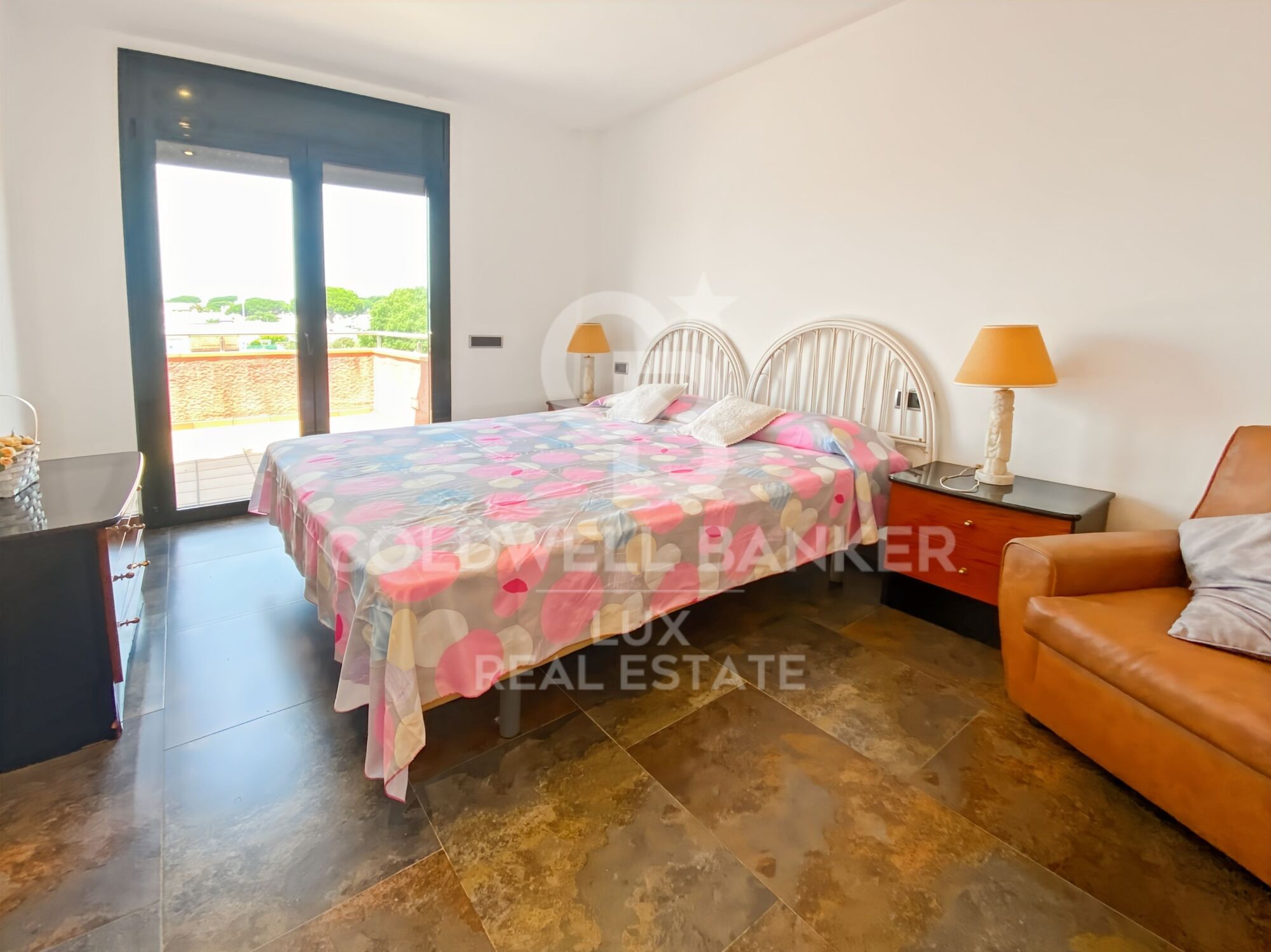 House close to the centre of L'Escala: swimming pool and large garage