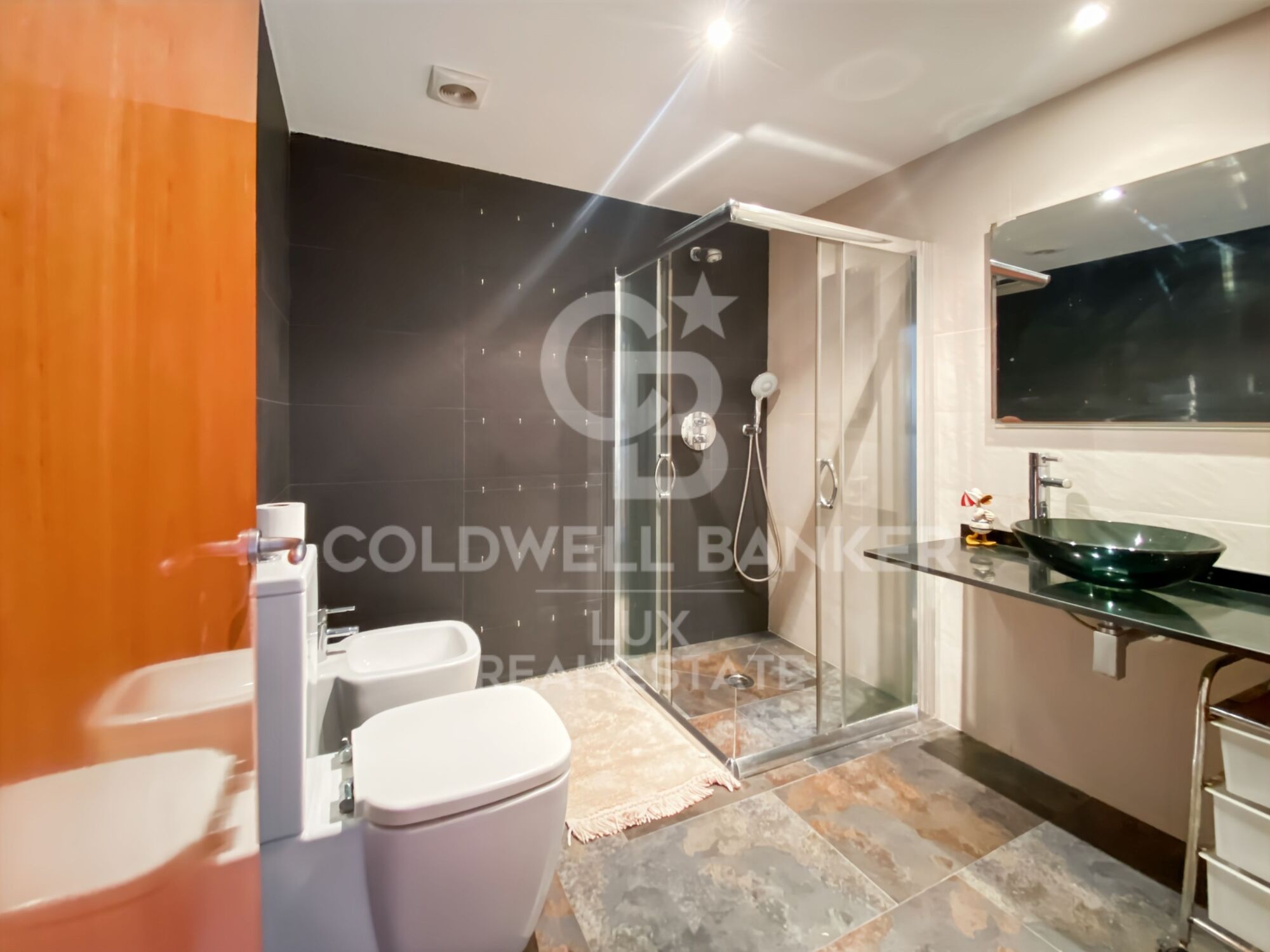 House close to the centre of L'Escala: swimming pool and large garage