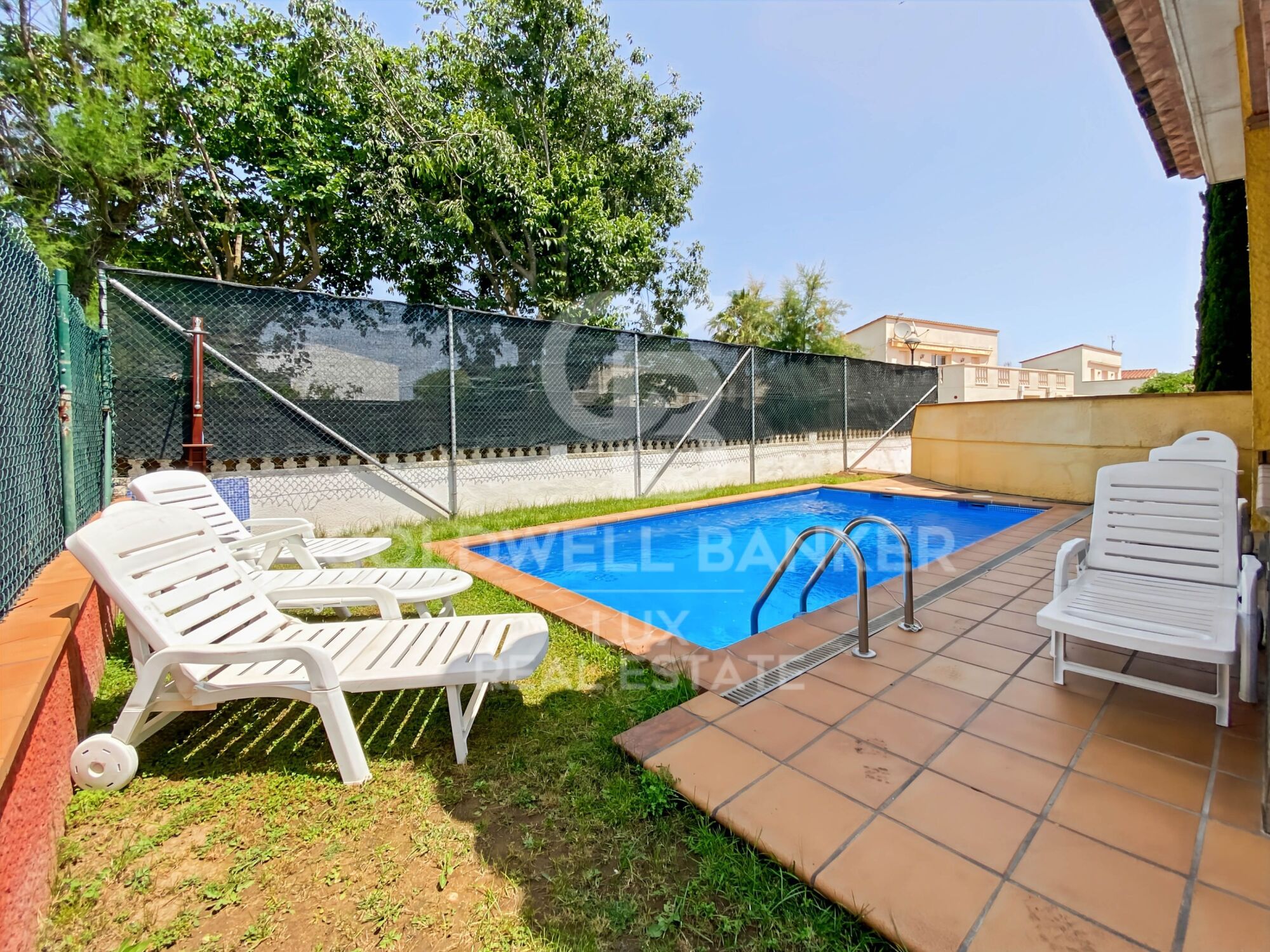 House close to the centre of L'Escala: swimming pool and large garage