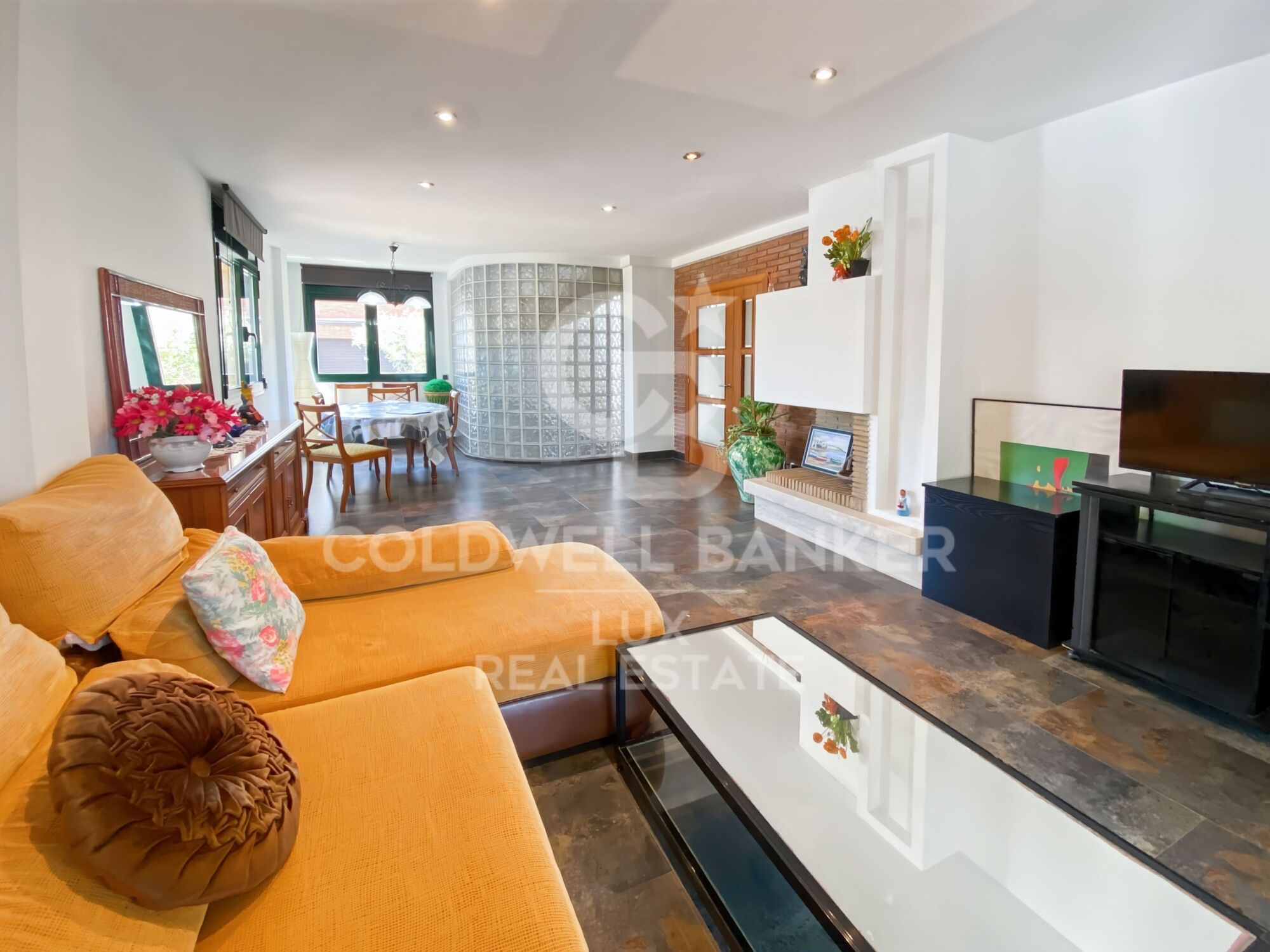 House close to the centre of L'Escala: swimming pool and large garage