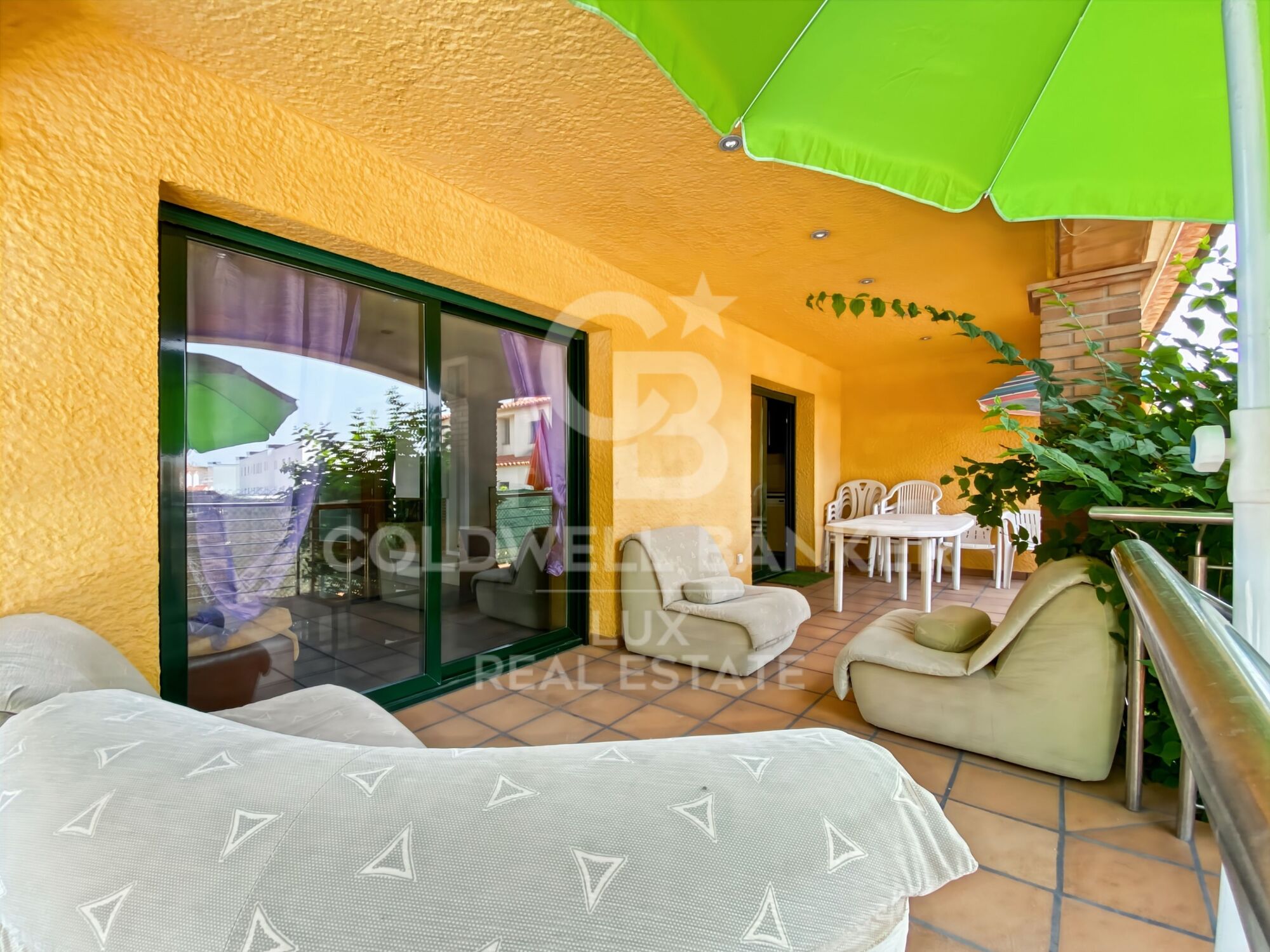 House close to the centre of L'Escala: swimming pool and large garage