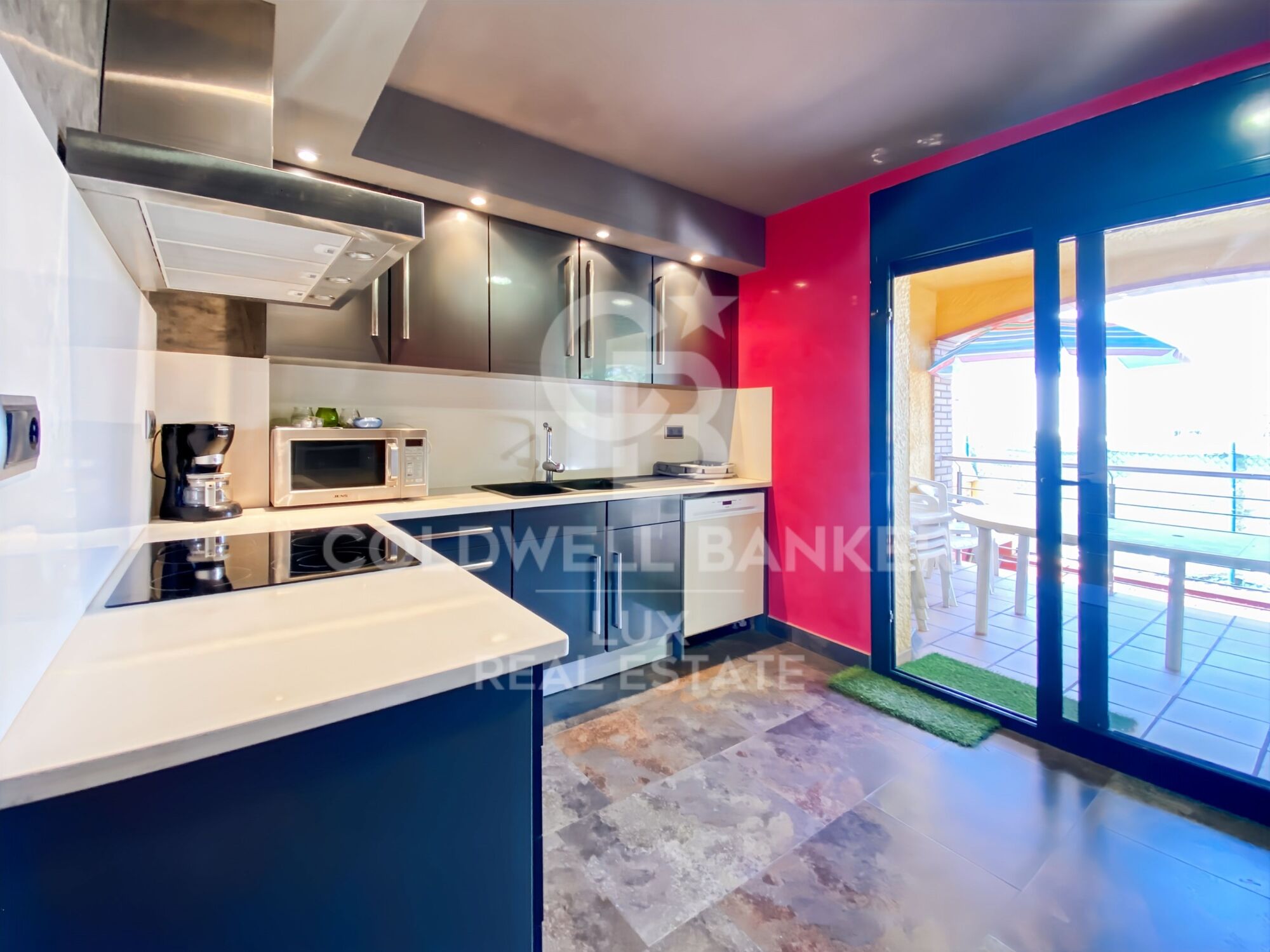 House close to the centre of L'Escala: swimming pool and large garage