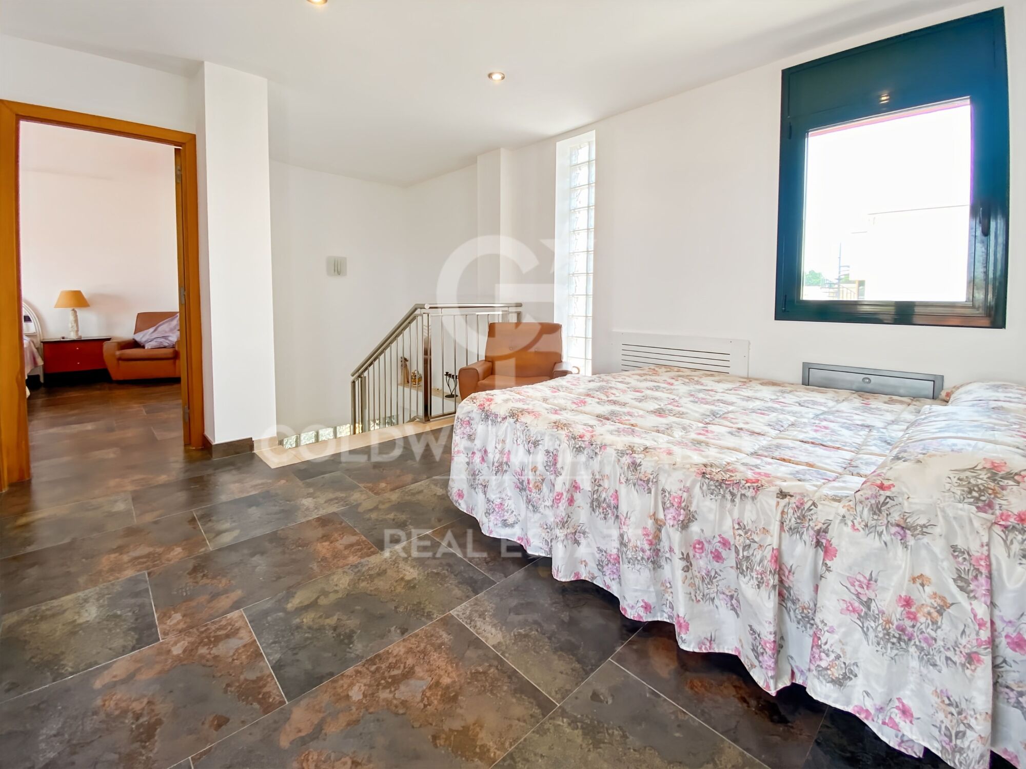 House close to the centre of L'Escala: swimming pool and large garage