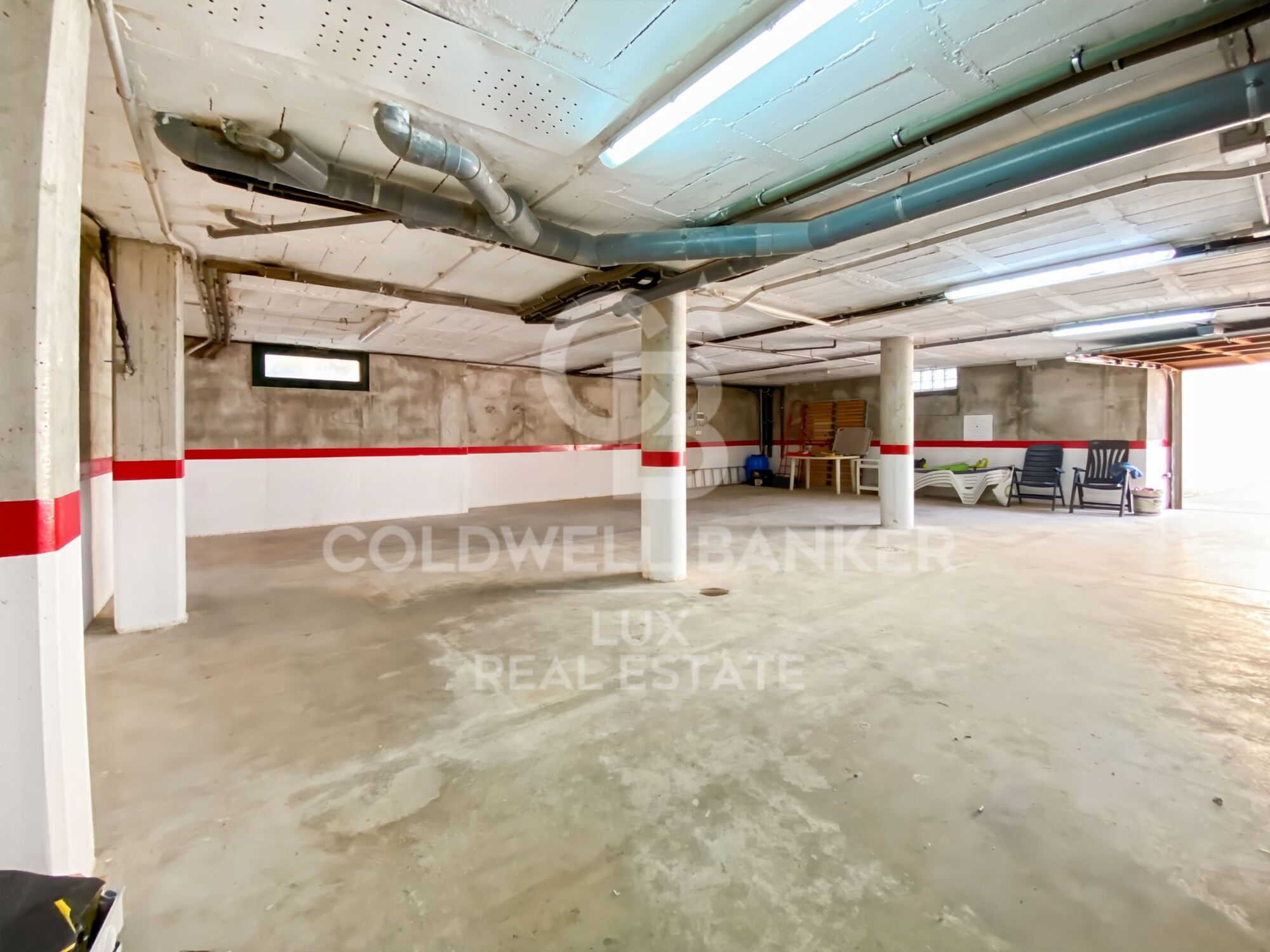 House close to the centre of L'Escala: swimming pool and large garage