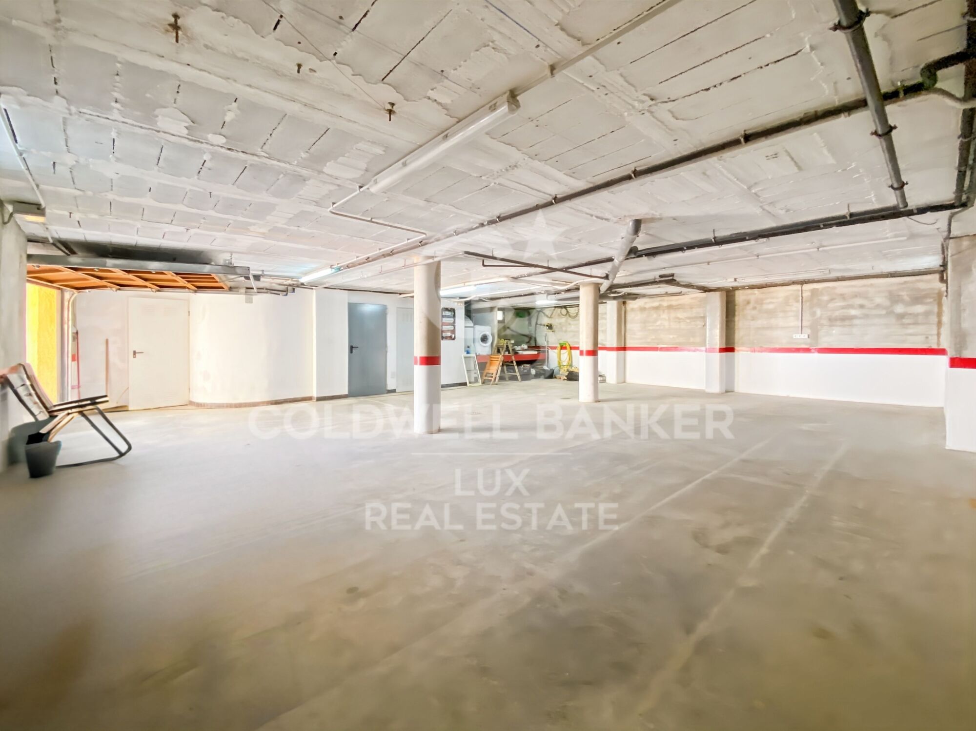 House close to the centre of L'Escala: swimming pool and large garage