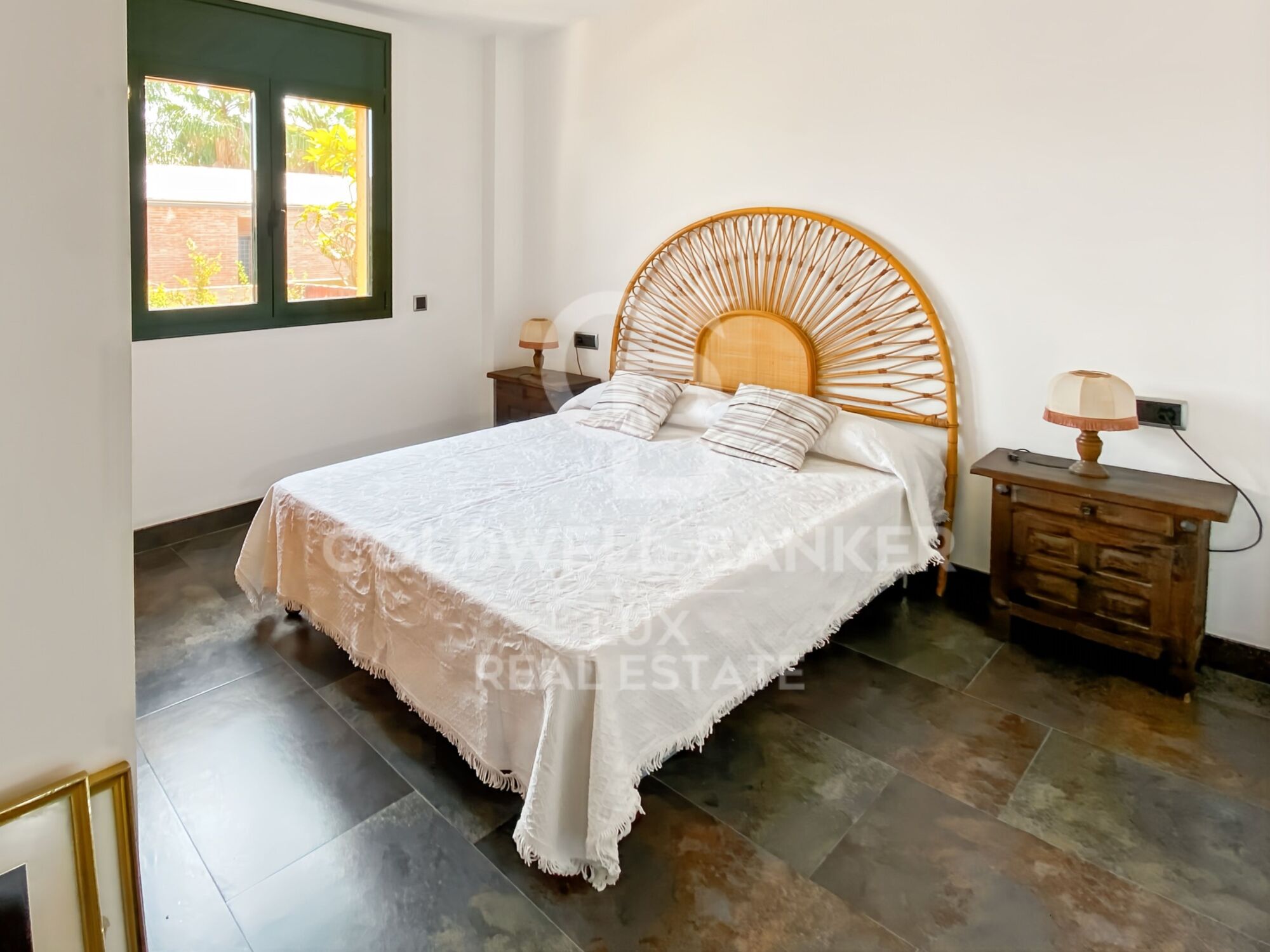 House close to the centre of L'Escala: swimming pool and large garage