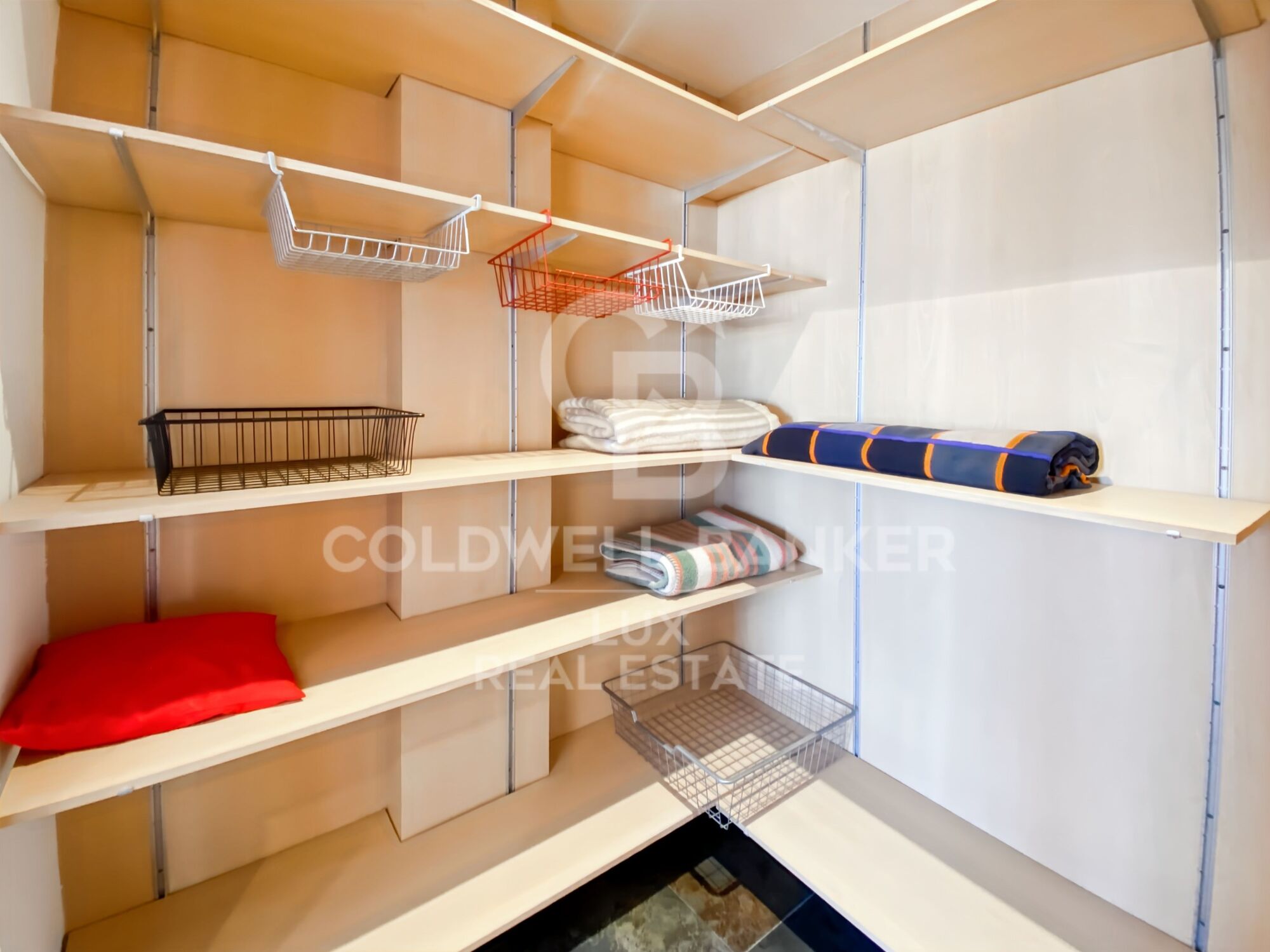 Casa cerca del centro de L'Escala: piscina y amplio garaje